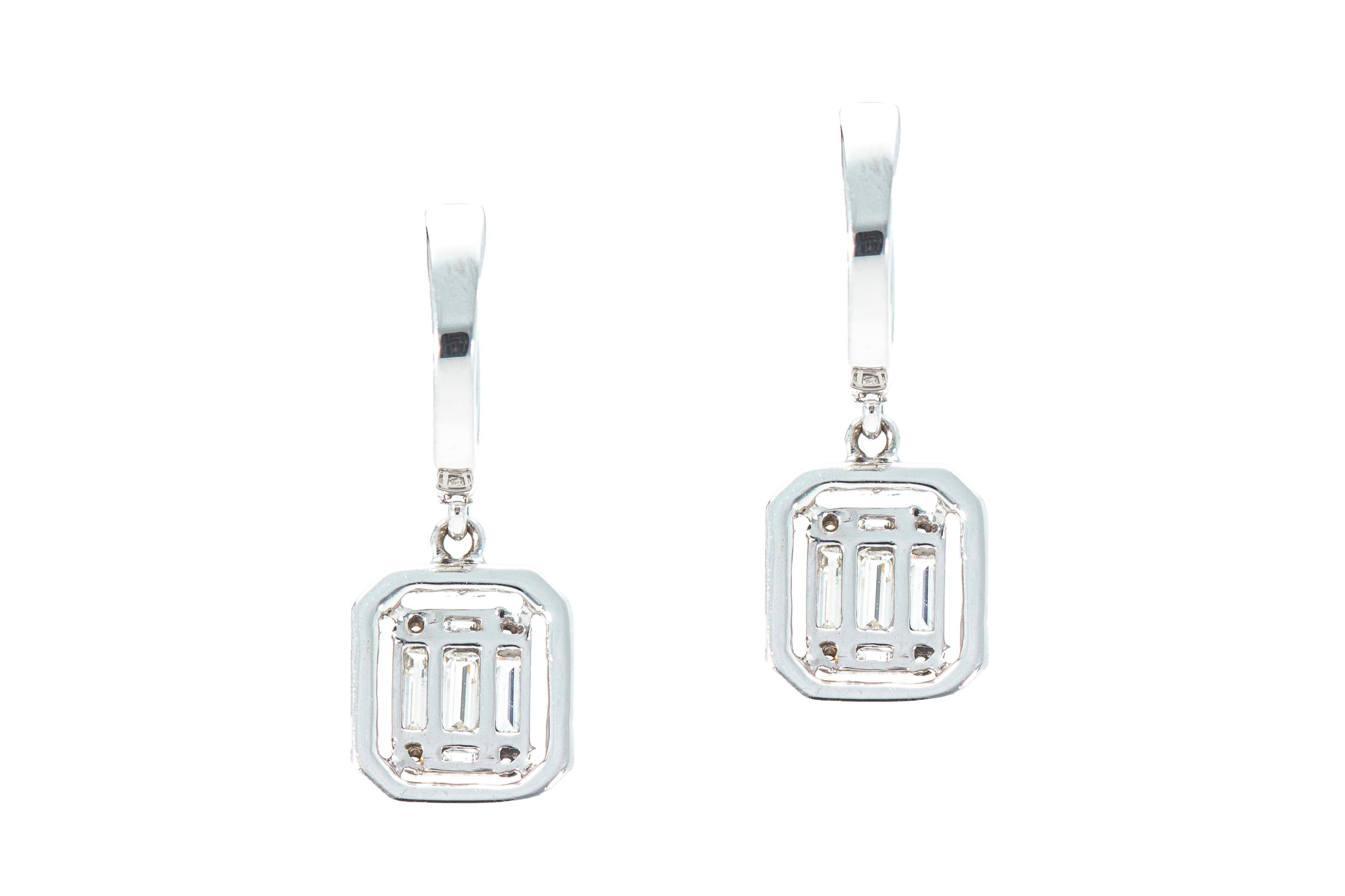 Boucles d'oreilles pendantes avec diamants taille baguette. Or 18 Kt. Fabriqué en Italie. en vente 3