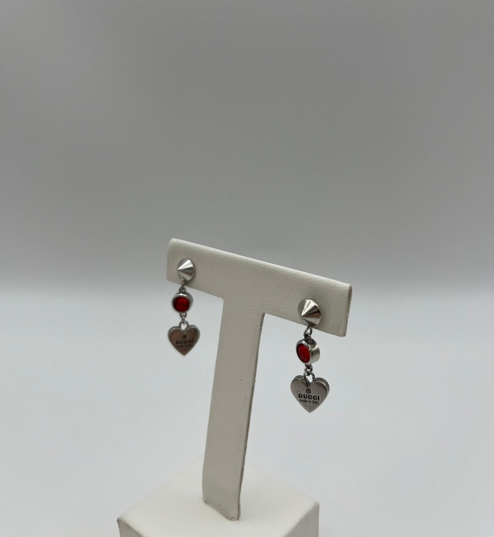 Gucci dangle earrings in 925 Sterling silver with engraved heart. Iconic model from the Heart Drop line. Made in Italy. They are about 2.5 cm long and weigh a total of about 4.5 grams. They are new, in perfect condition and never worn. They come