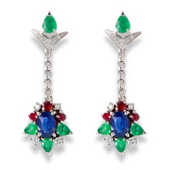 Boucles d'oreilles pendantes en or blanc 18kt avec émeraudes, rubis, diamants et saphirs
