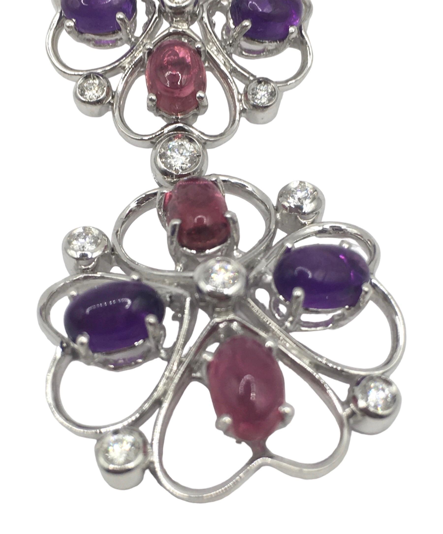 Diese feinen Anhänger-Ohrringe sind eine Explosion von Farbe und Licht, perfekt für alle, die mit Stil und Persönlichkeit auffallen wollen. Sie sind aus 18-karätigem Weißgold gefertigt und kombinieren den Glanz von Diamanten mit der Lebendigkeit von