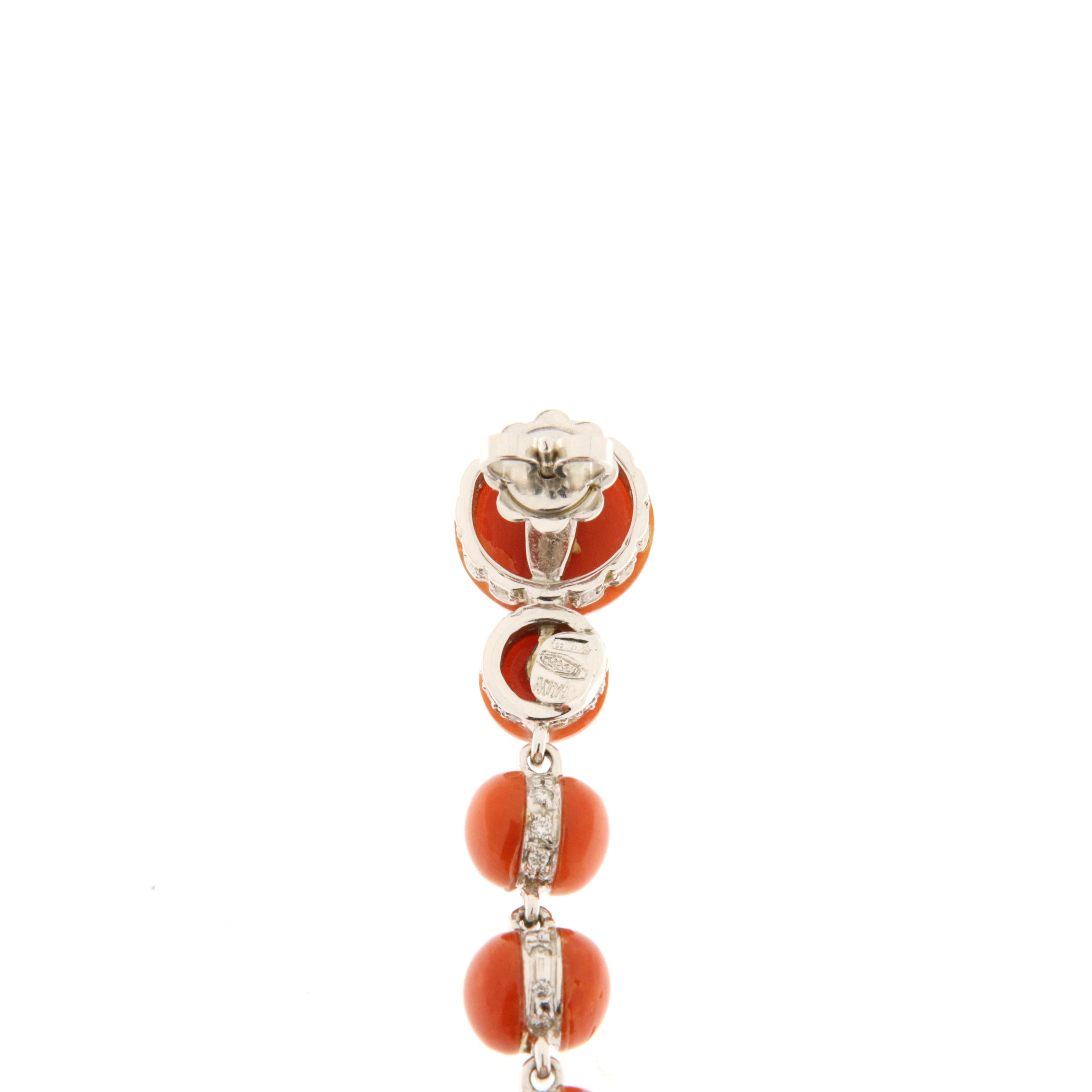 Cabochon Orecchini pendenti in oro bianco brillanti e coralli rossi in vendita