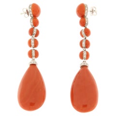 Pendientes colgantes de oro blanco con brillantes y corales rojos