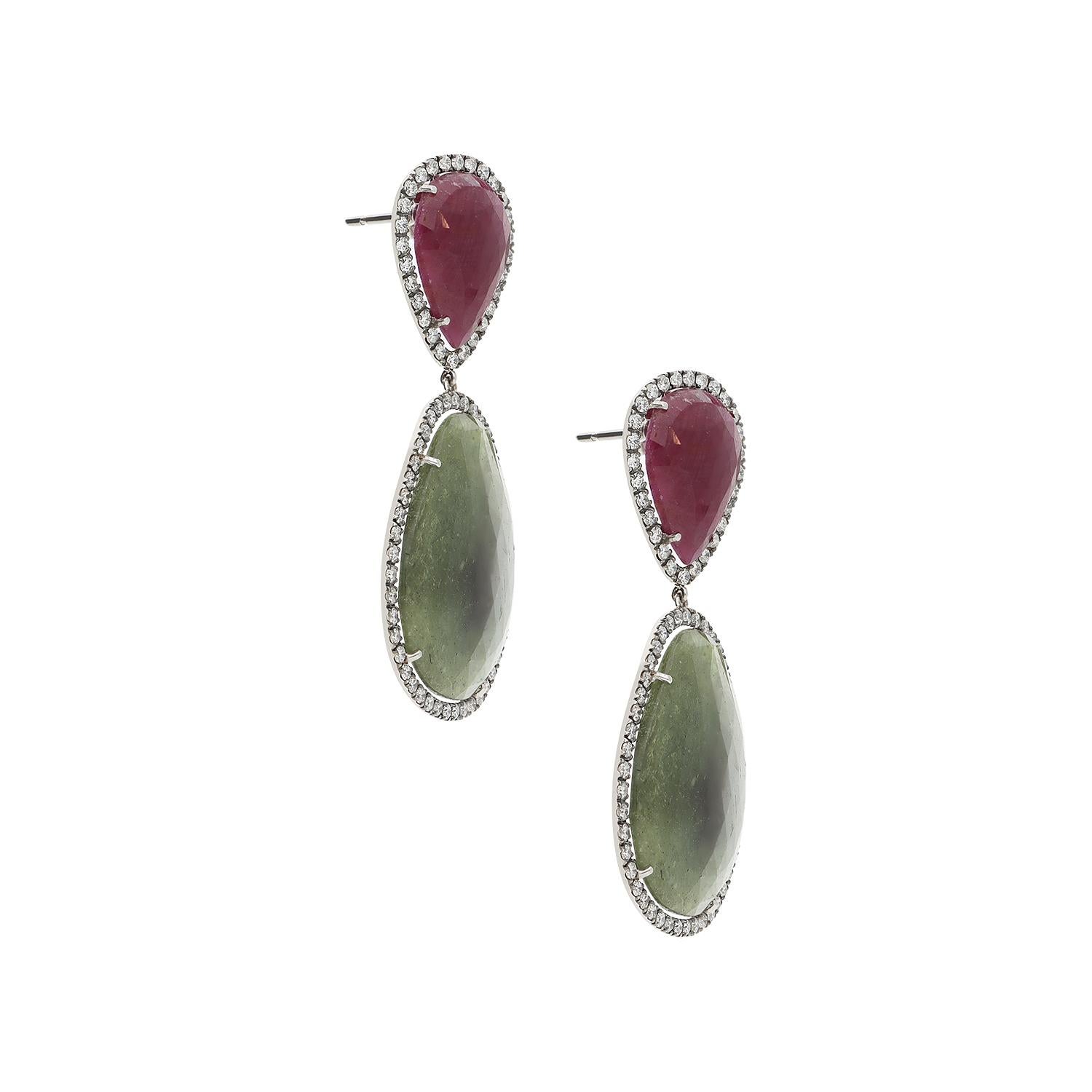 Boucles d'oreilles pendantes en or blanc 18 kt g 6.00, composées de deux racines de saphir rouge et vert par boucle d'oreille. Chaque racine est entourée de diamants de taille brillant, de couleur G et de pureté VS. Le poids total des diamants est