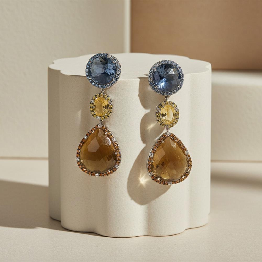 Contemporain Pendants d'oreilles en or blanc avec diamants, saphirs et racines en vente