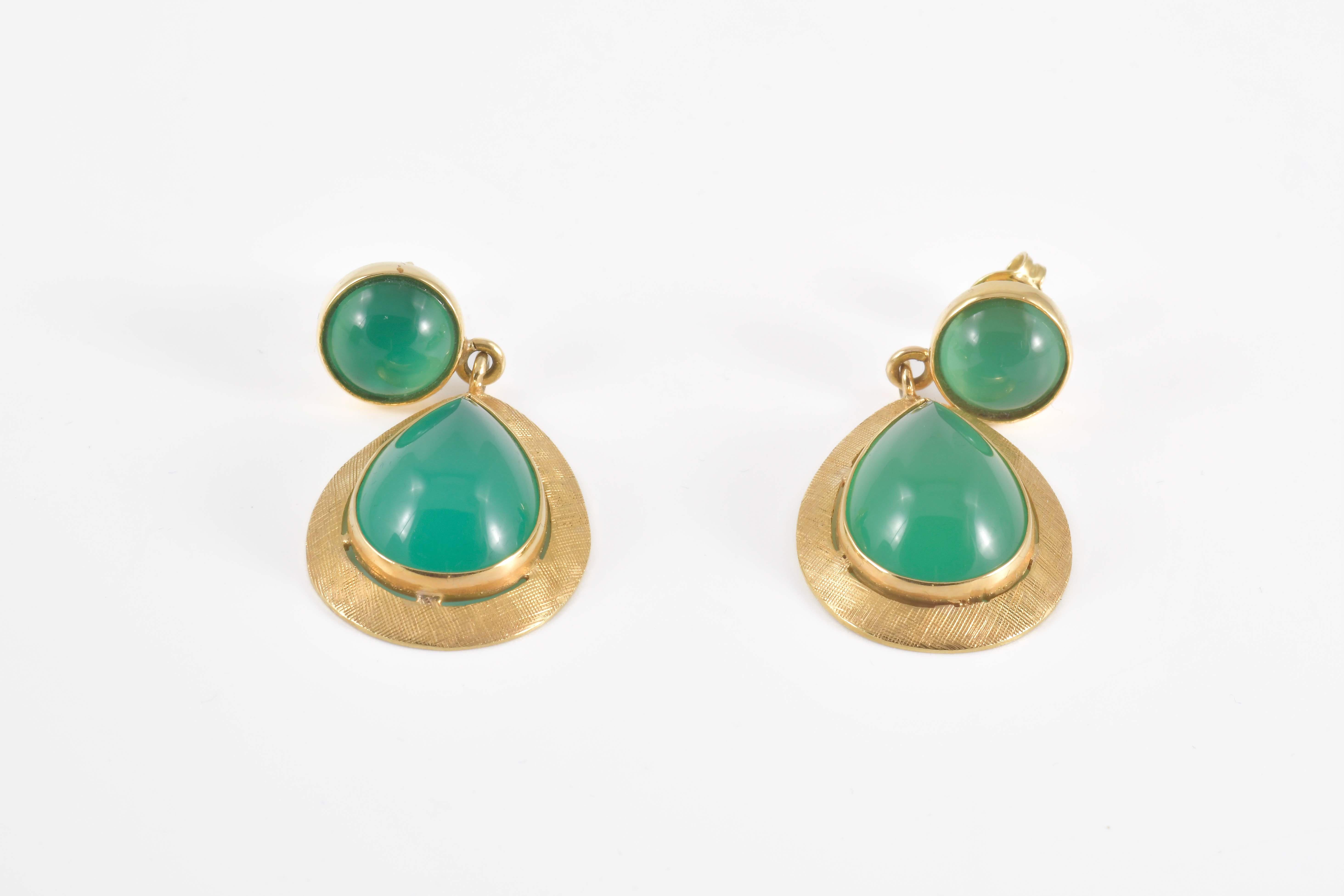 Gold pendant earrings with green agate cabochons exude timeless charm. Here is a possible description to capture their beauty:
- The structure of the earrings is made of gold, a symbol of elegance and refinement, with a polished finish that enhances