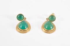 Orecchini pendenti in oro giallo con cabochon di  Agata Verde