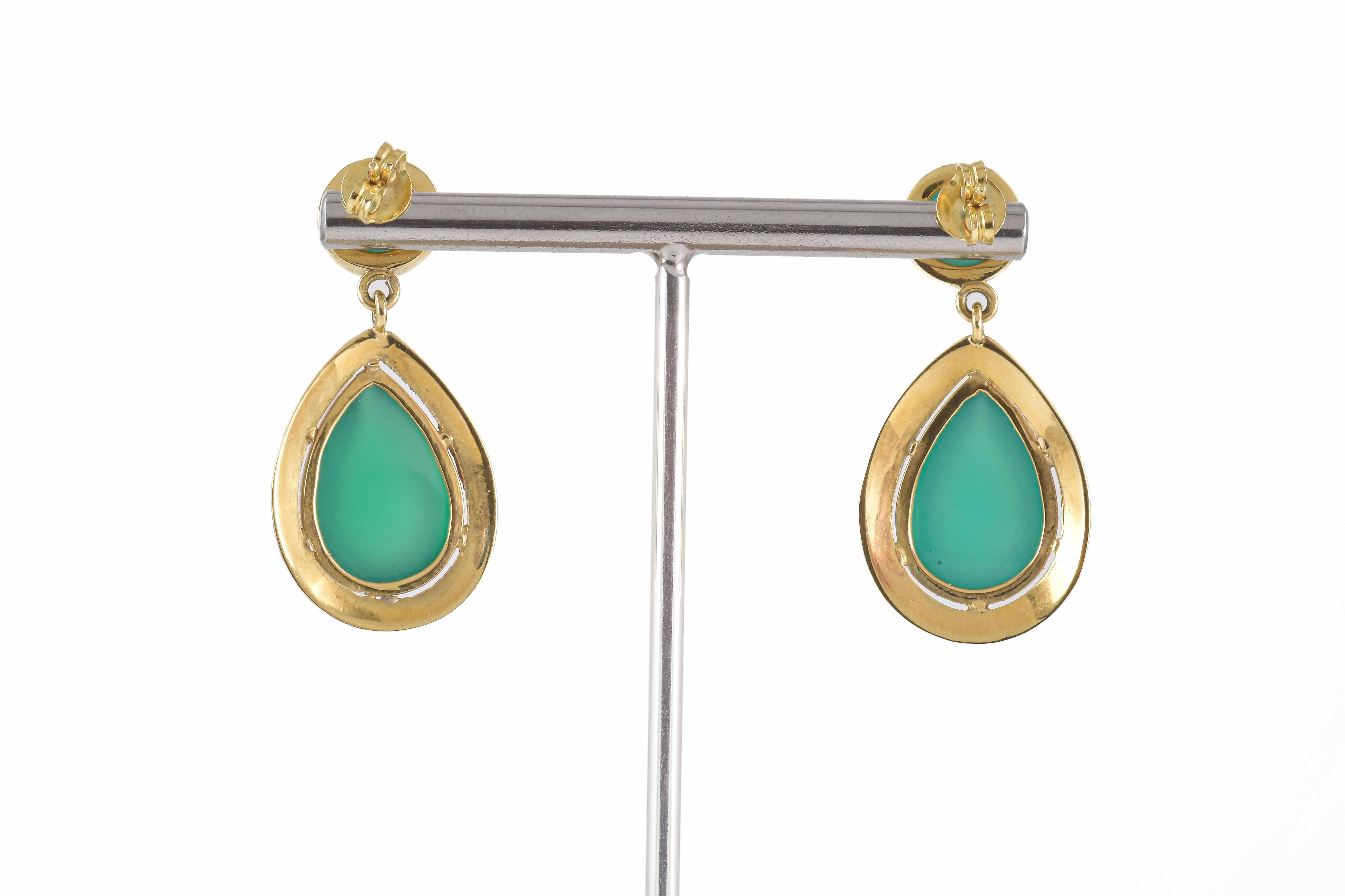 Contemporary Yellow gold pendant earrings with cabochon of  Green Agate For Sale
