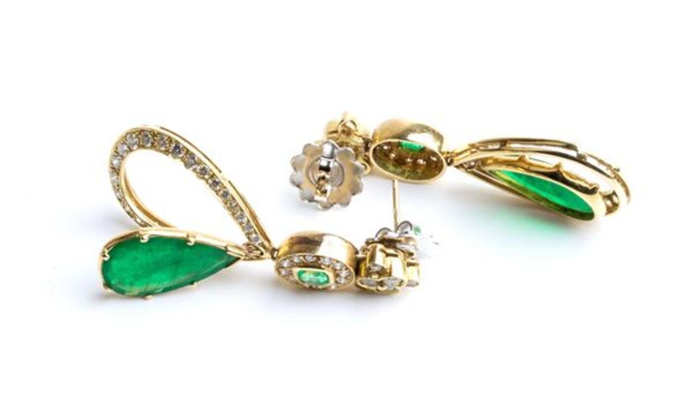 Brilliant Cut Yellow gold pendant earrings with emeralds and diamonds For Sale