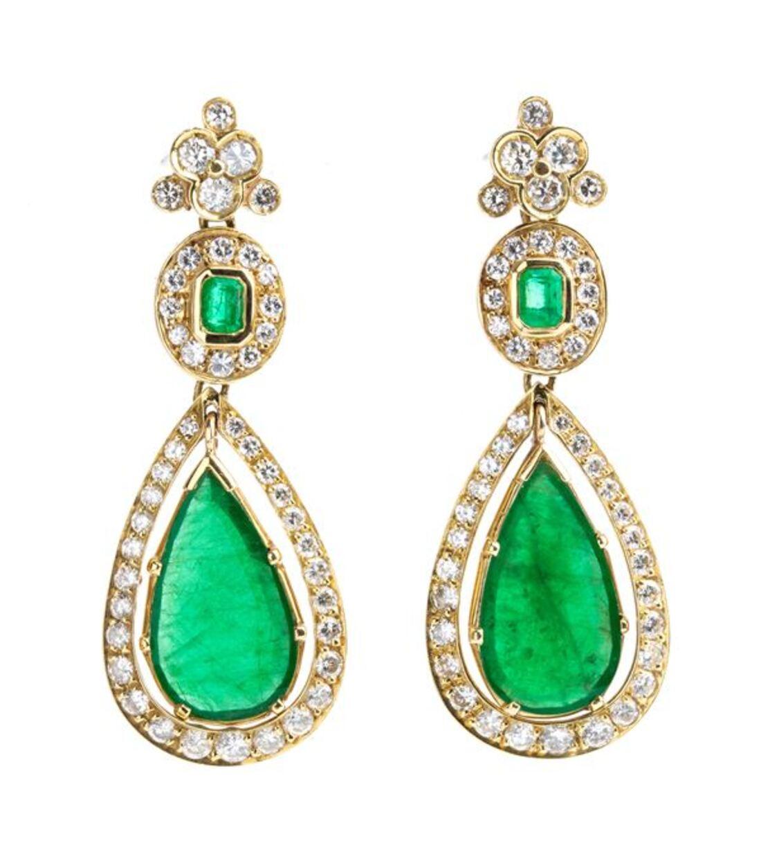 Yellow gold pendant earrings with emeralds and diamonds In Excellent Condition For Sale In Roma, IT