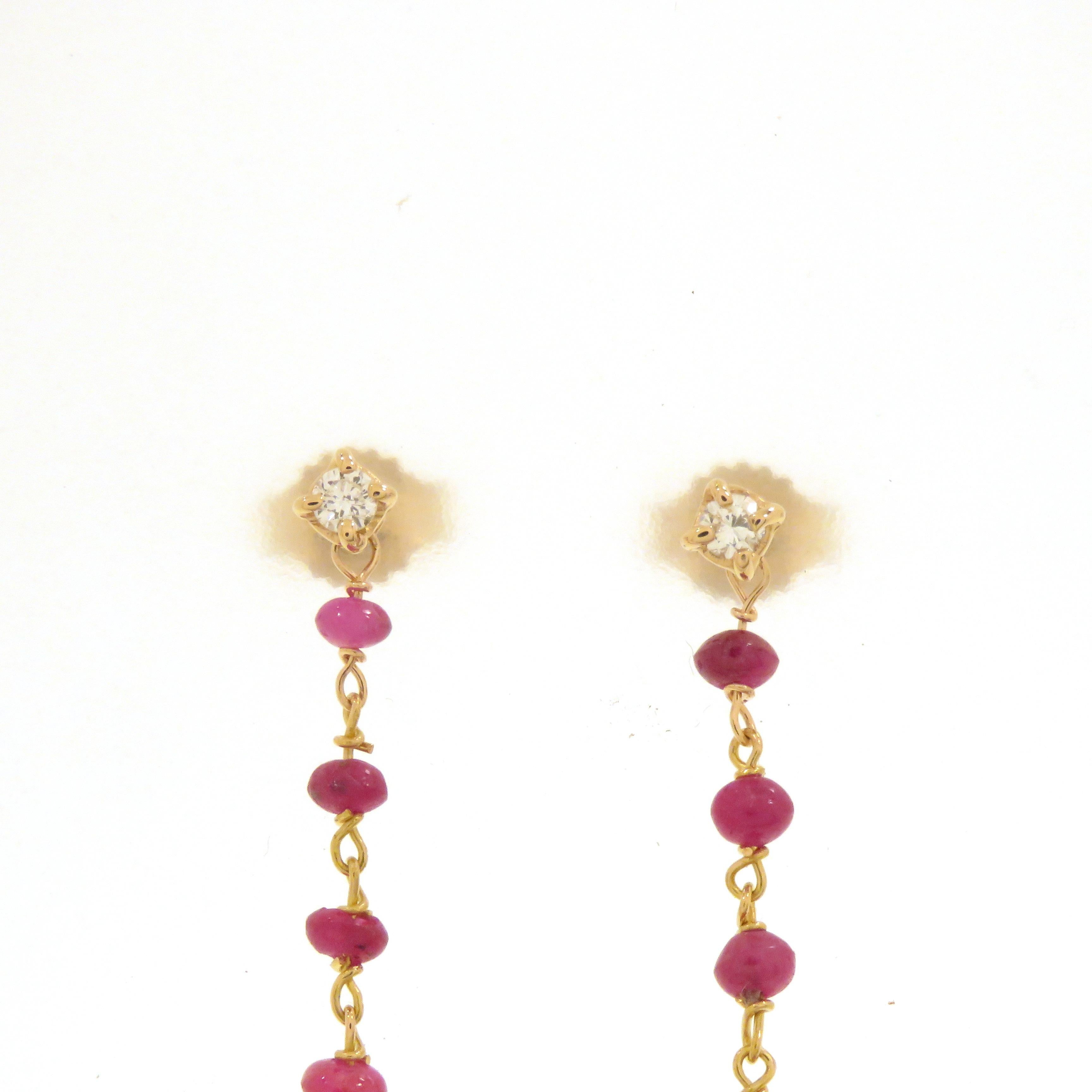 Orecchini in oro rosa 18k realizzati a mano con due diamanti taglio brillante 2x0.05 totale 0.10 ct. incastonati in un griffe con galleria e 11 rubini per orecchino incastonati a rosario. L'attacco dell'orecchino è a perno con farfalla. Gli