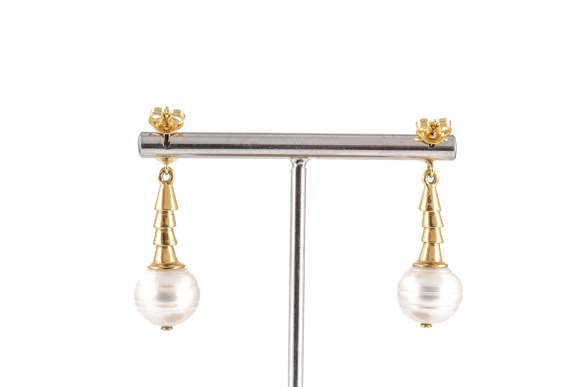 GEMOLOGICAL ANALYSIS
Pair of 18k rose gold (750/1000) earrings, each made as a pendant with articulated conical elements culminating in a cultured pearl. The total weight is 11,00 grams.
The detailed description of gemological characteristics is