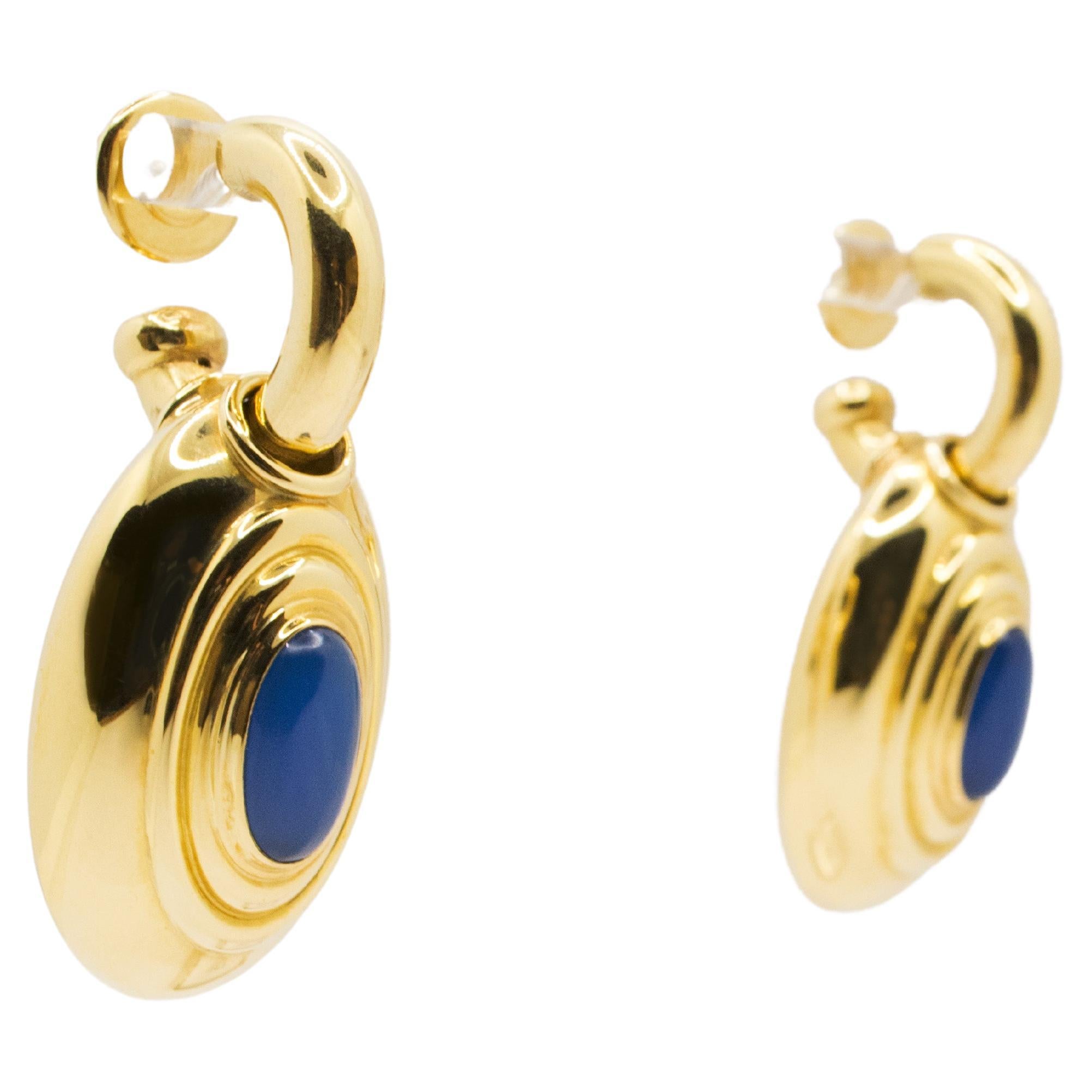 A pair of earrings in full 90s style.
They are made of 18 kt gold , their total weight is gr18.60.
They are composed of two parts, the upper part in the shape of a circle with a butterfly clasp and the lower part, oval, with a cabochon-cut blue