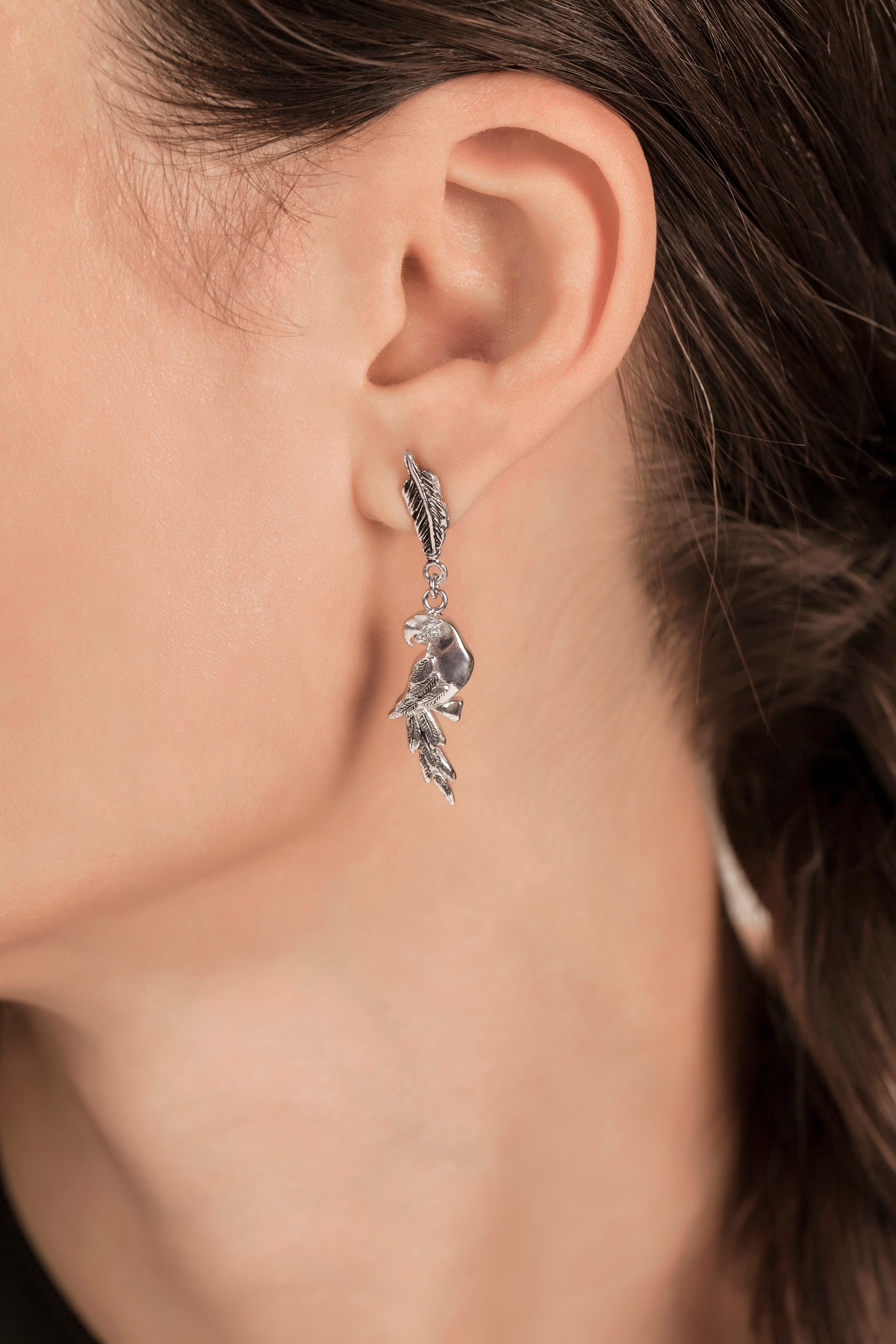 The Feathers and Parrots earrings are part of the Brazilian Soul collection, which aims to carry the positive message of Brazilian vitality through constant reminders of nature, from which Thais Bernardes draws inspiration for her unique
