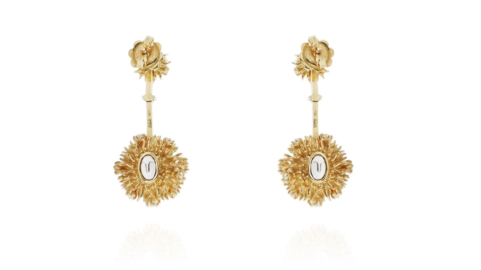 Gli orecchini pendenti Ricci combinano eleganza e praticità. Il modello si compone di due elementi: un riccio a lobo indossabile anche da solo come un punto luce dalla forte personalità e un pendente più importante, pensato per occasioni speciali.