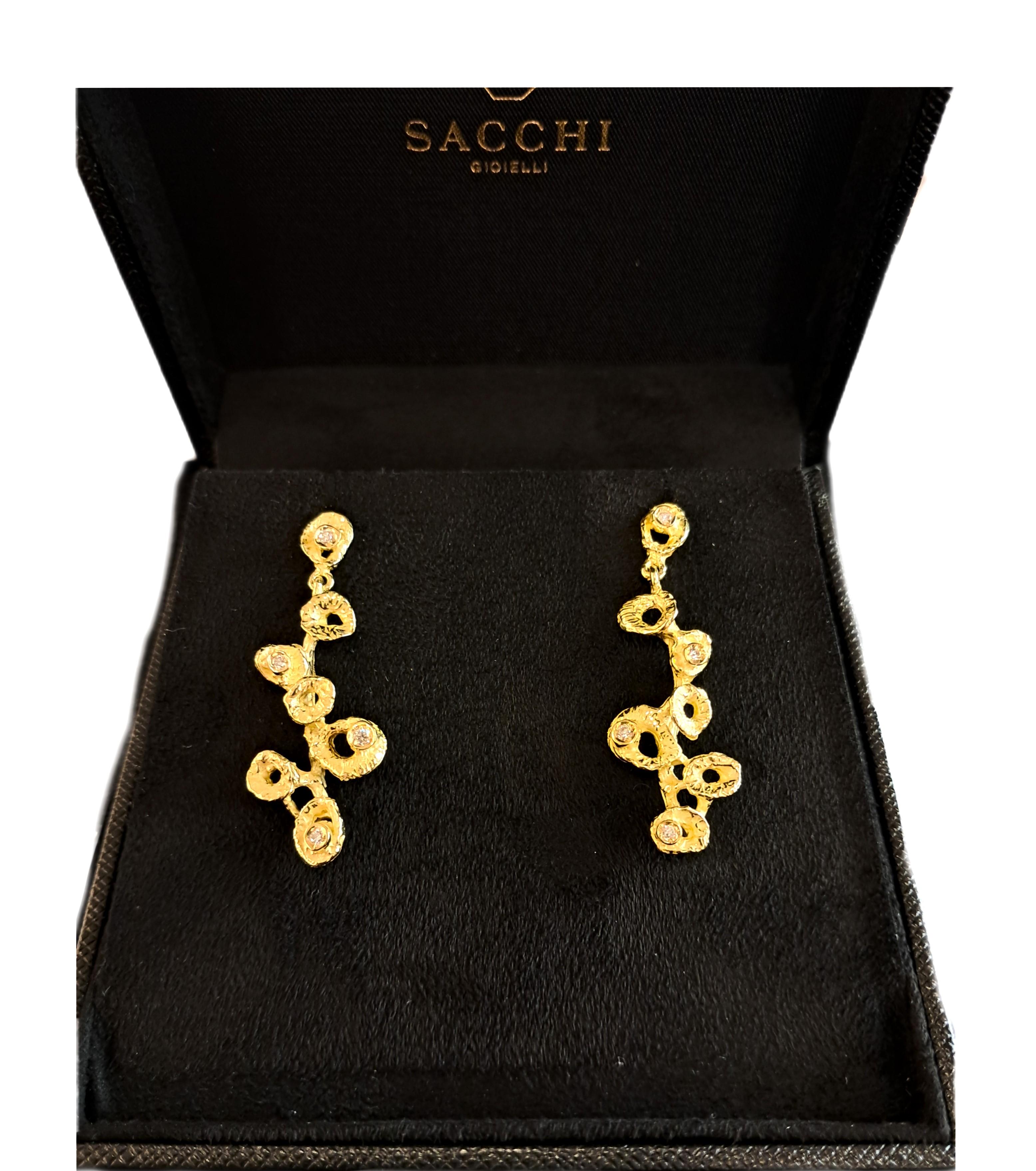 Jolies boucles d'oreilles pendantes de la collection 'Bouquet' réalisées  or jaune 18 carats satiné et diamants, réalisé à la main selon la technique de la fonte à la cire perdue.

Le moulage à la cire perdue, l'une des plus anciennes techniques de