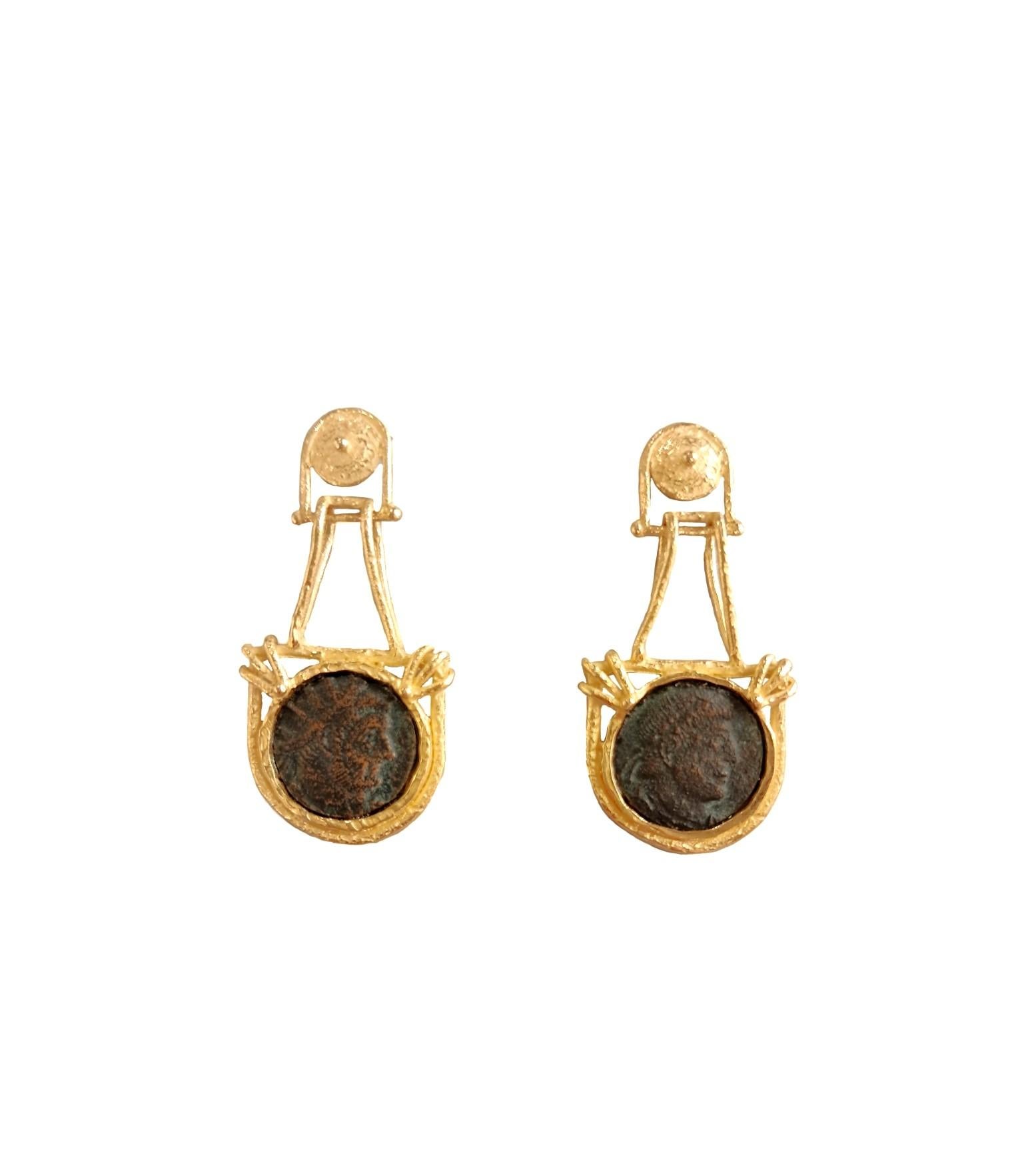Magnifiques boucles d'oreilles pendantes en or jaune satiné avec  pièces de monnaie romaines, de la collection Sacchi 