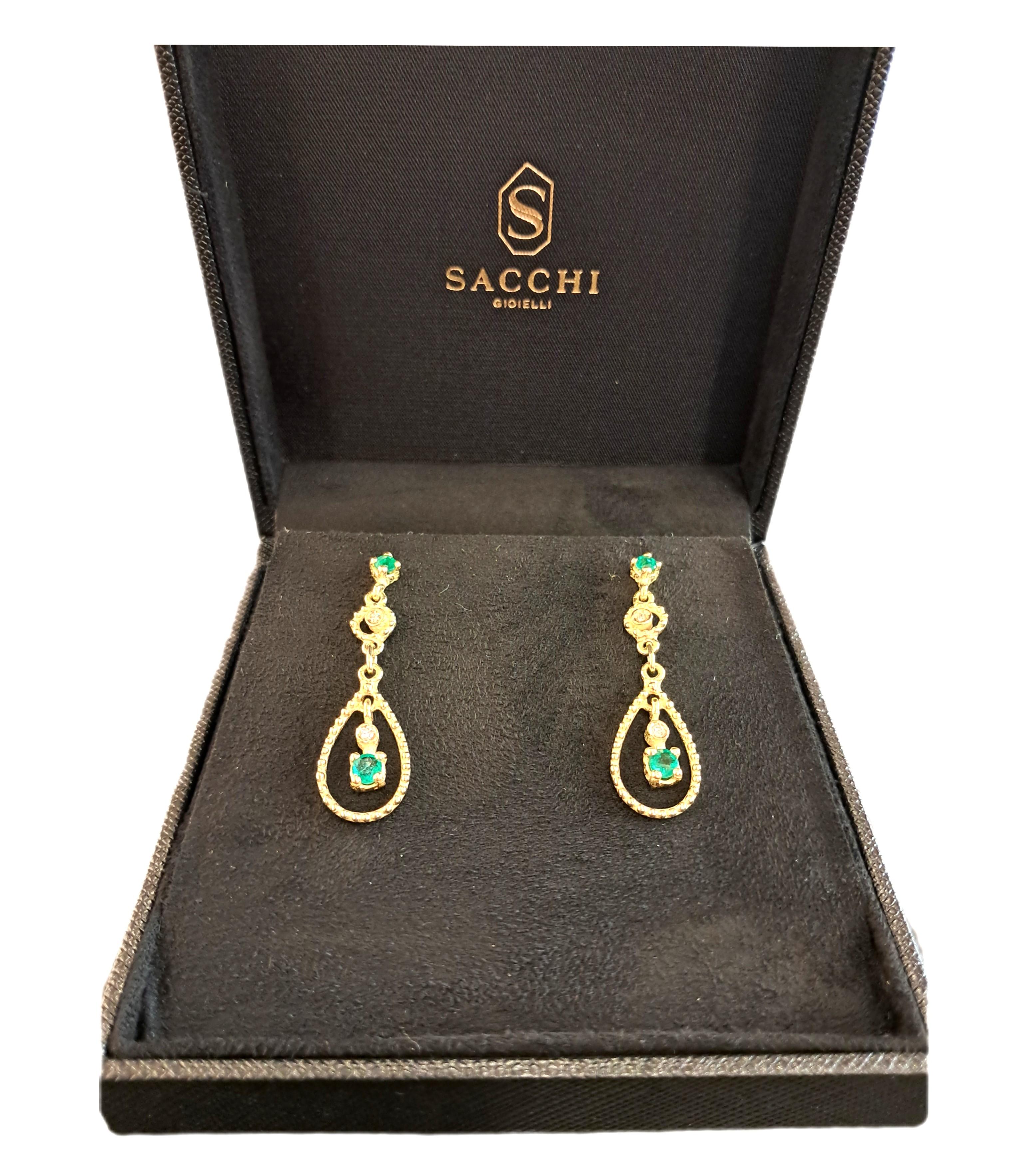Splendidi orecchini pendenti in oro giallo 18k impreziositi da diamanti, di Sacchi, realizzati a mano con la tecnica della fusione a cera persa.

La fusione a cera persa, una delle tecniche più antiche per la creazione di gioielli, è alla base della