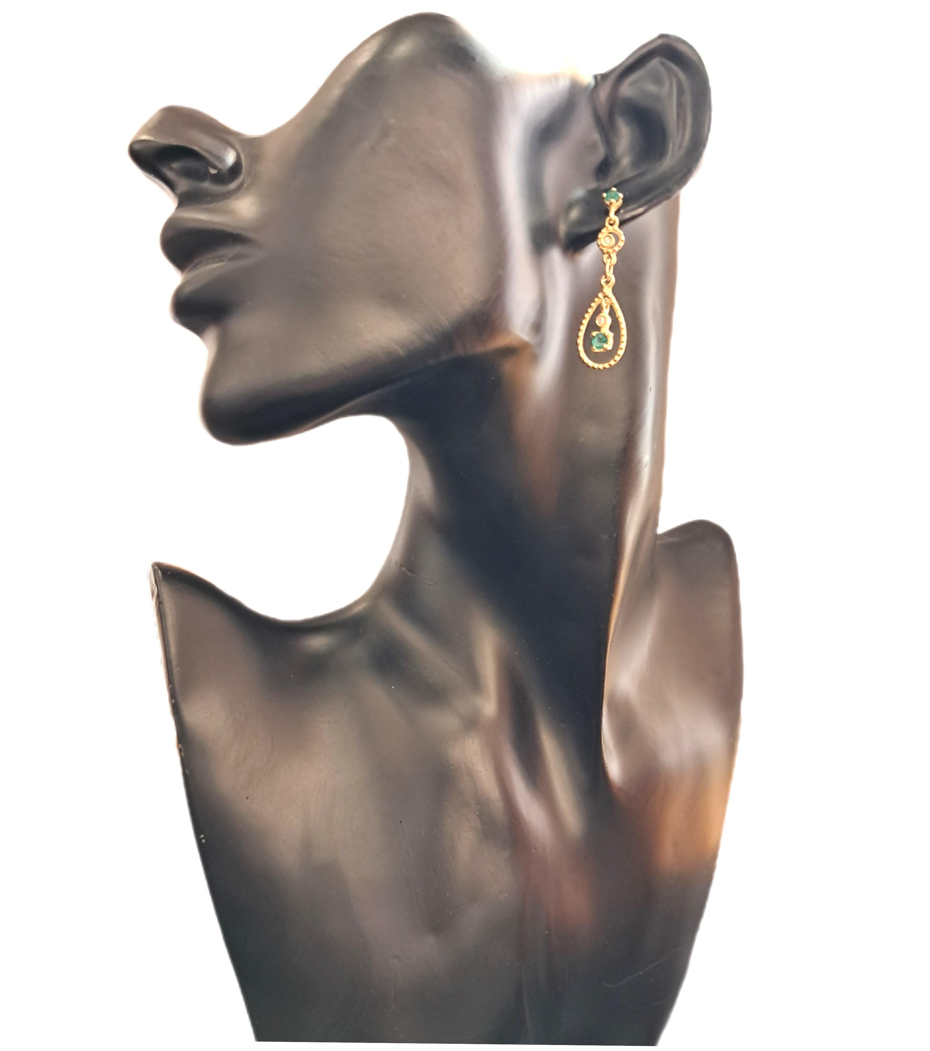 Taglio brillante Orecchini Sacchi in Oro Giallo 18k con Diamanti e Smeraldi in vendita