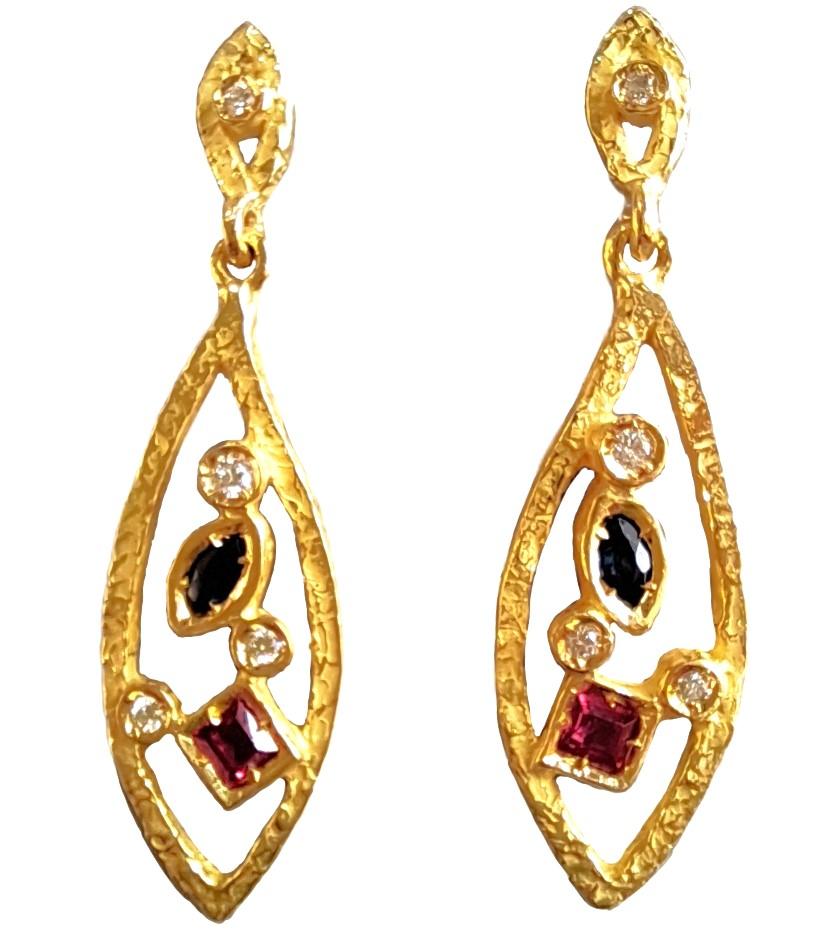 Elégantes boucles d'oreilles cocktail en or jaune satiné avec pierres précieuses multicolores, réalisées à la main selon la technique de la fonte à la cire perdue.

Le moulage à la cire perdue, l'une des plus anciennes techniques de création de