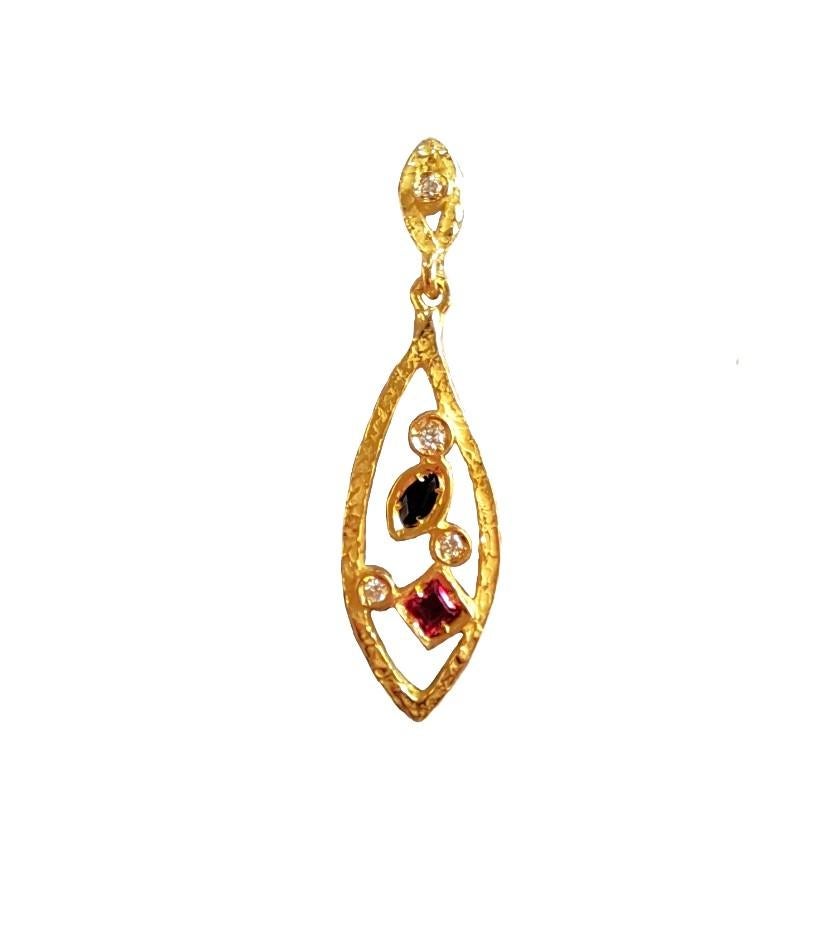 Contemporain Boucles d'oreilles Sacchi en or jaune satiné 18k avec rubis et saphirs en vente
