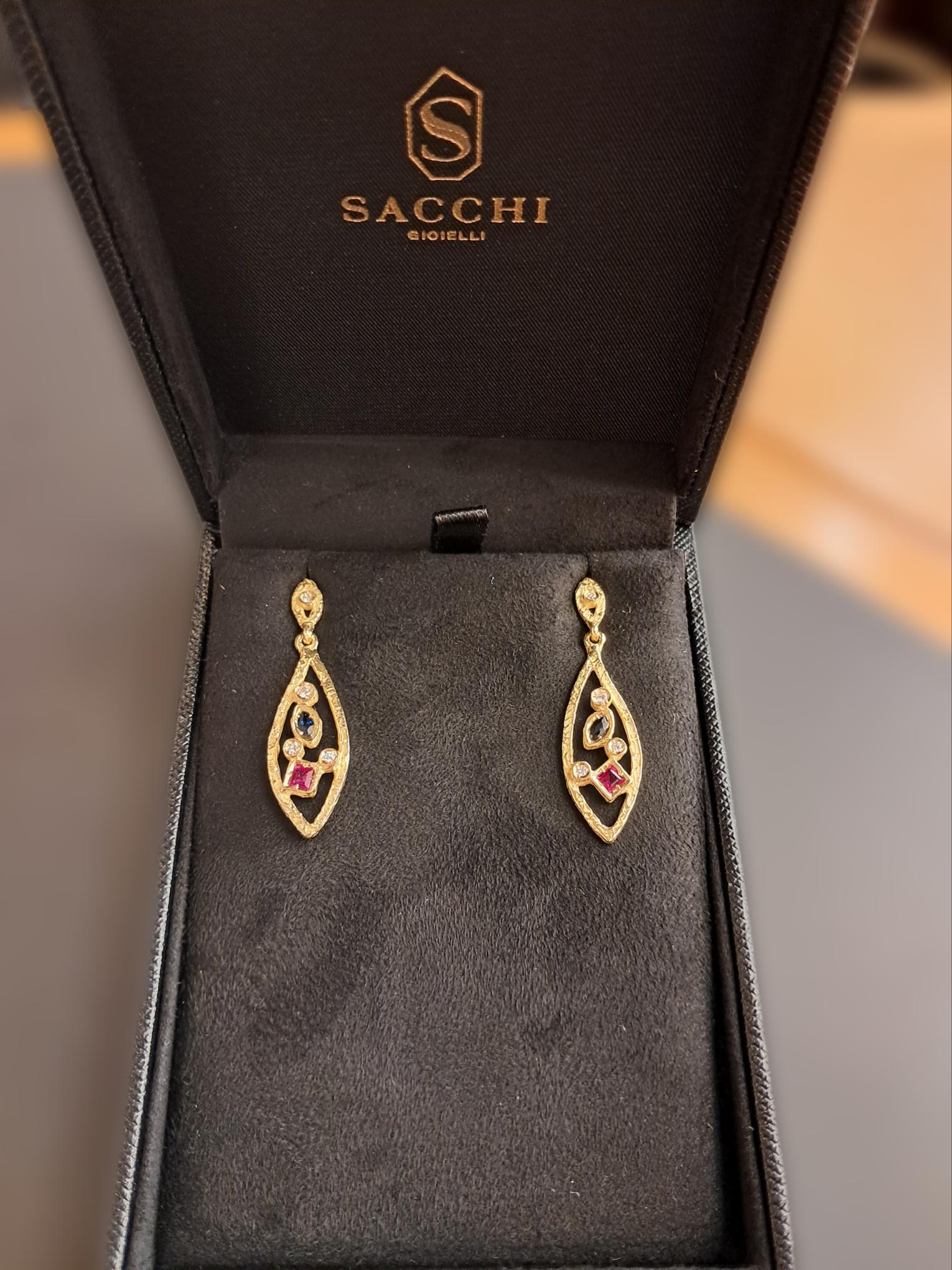 Boucles d'oreilles Sacchi en or jaune satiné 18k avec rubis et saphirs Pour femmes en vente