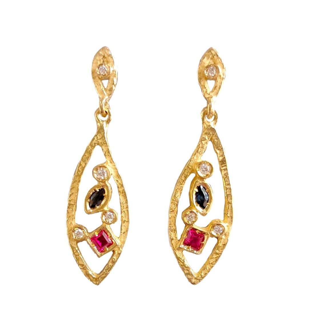Boucles d'oreilles Sacchi en or jaune satiné 18k avec rubis et saphirs en vente 1