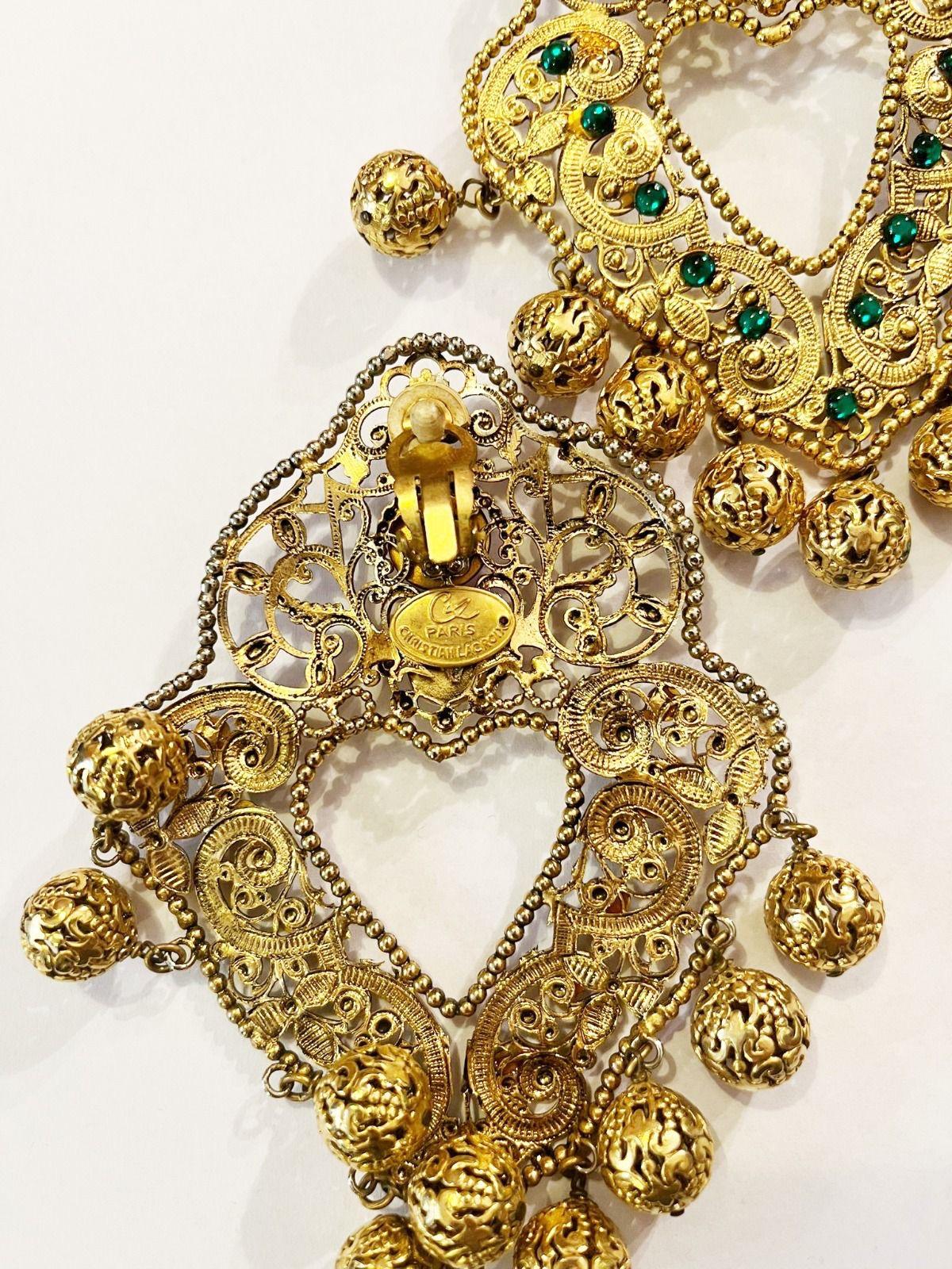Dalla mano del designer francese Christian Lacroix nasce la collezione di bigiotteria caratterizzata da uno stile artistico che richiama elementi barocchi, di grande presenza scenica, lavorazione complessa e opulenza. 
Appartenuta ad una contessa,