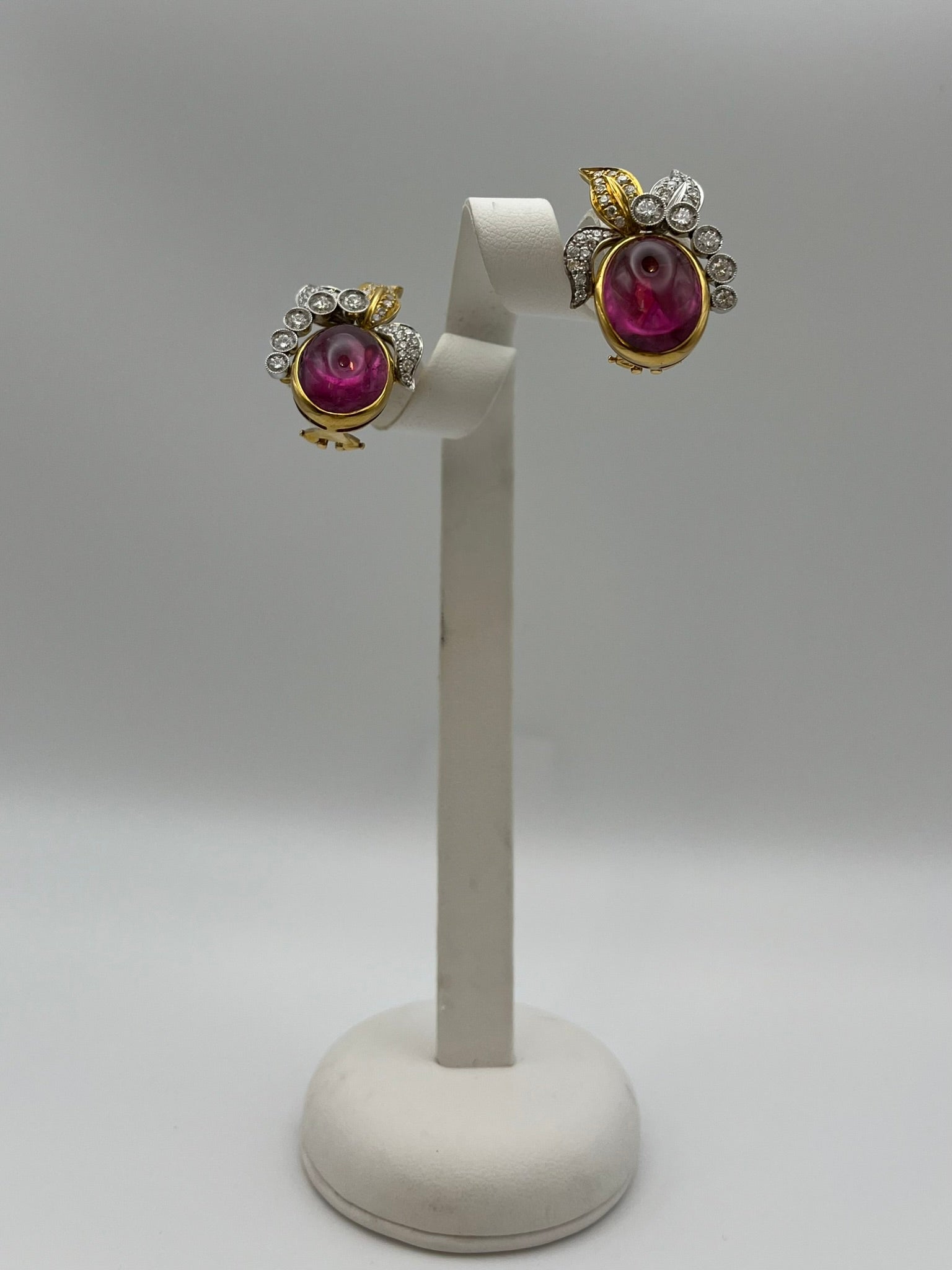 Pendientes vintage con turmalinas rosas talla cabujón con un peso total de 17,22 quilates decorados en la parte superior con diamantes naturales talla brillante con un peso total de 1,64 quilates. Las piedras están montadas en una mezcla de oro