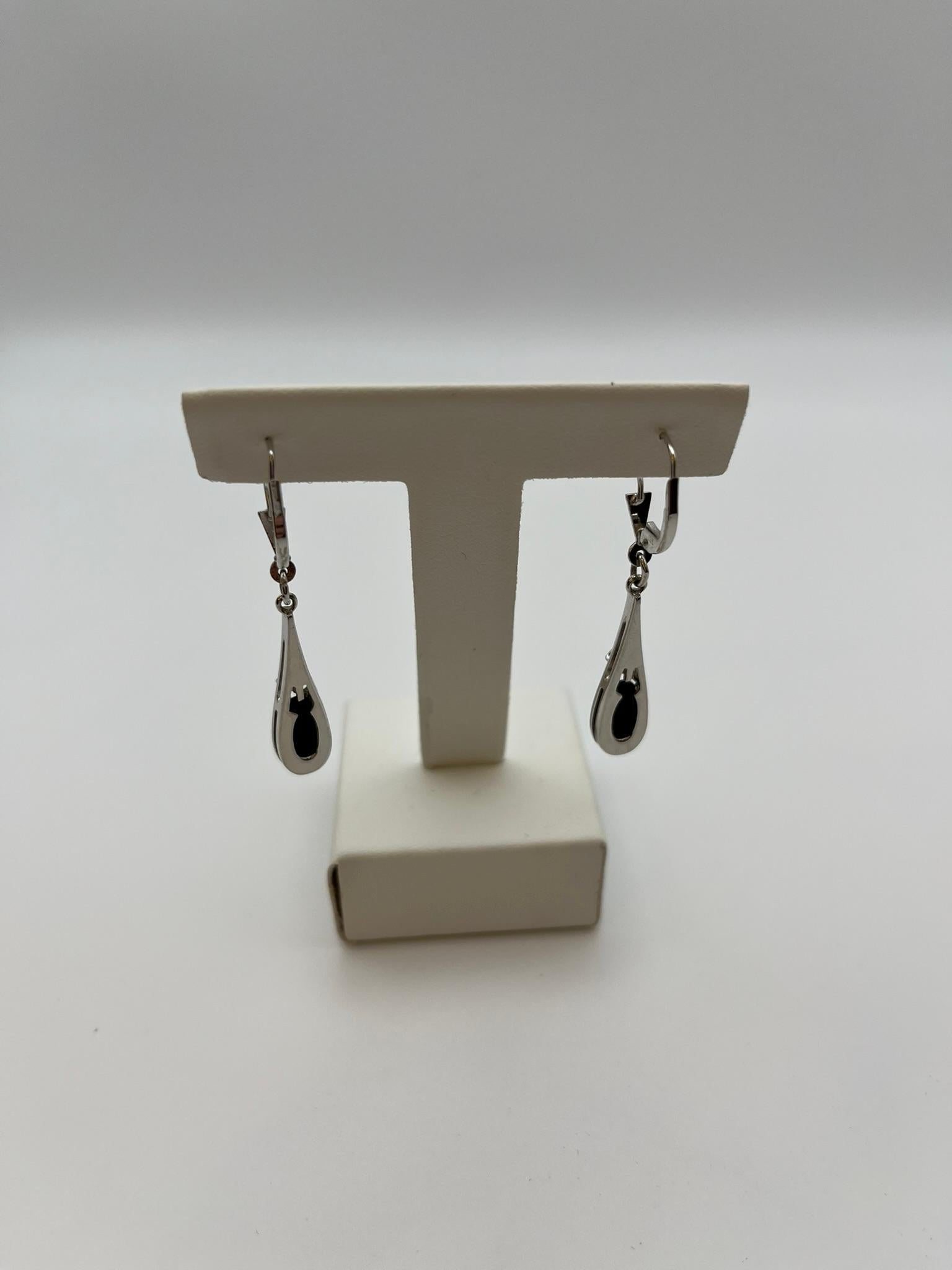 Pendientes vintage de oro blanco de 9 kt con onix y diamante Oval Cut en venta