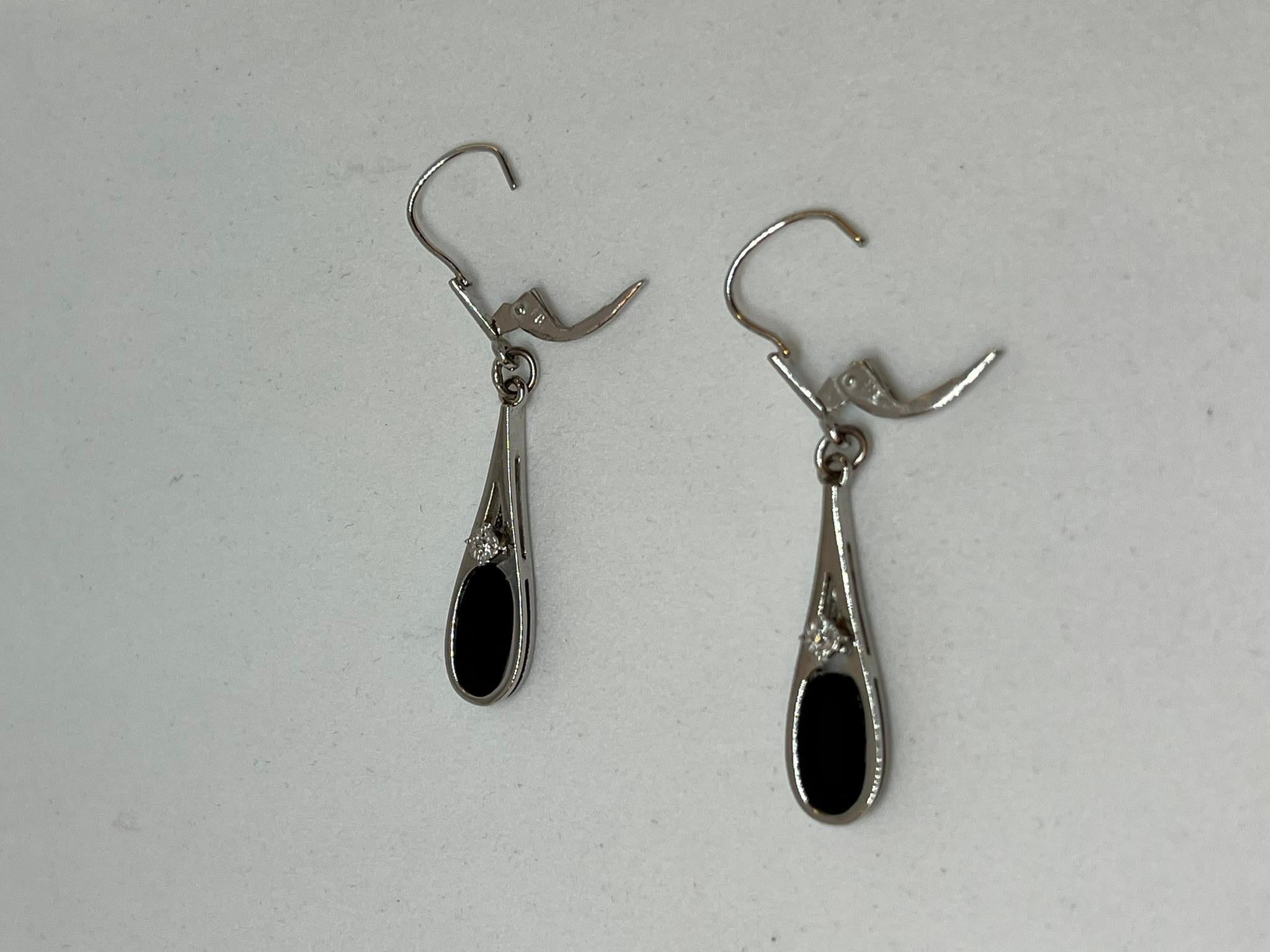 Pendientes vintage de oro blanco de 9 kt con onix y diamante Oval Cut en venta