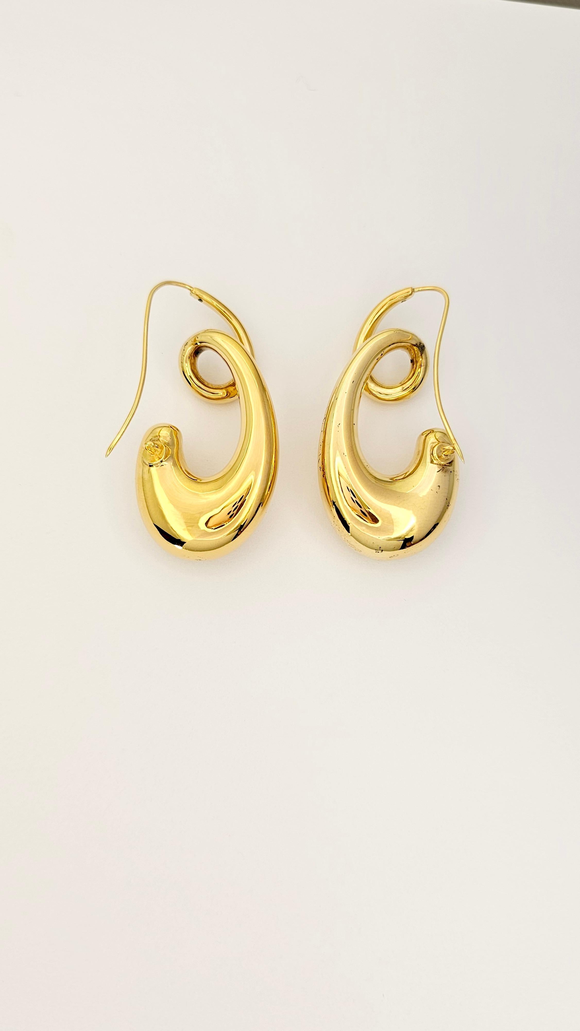 A pair of new earrings from the 1980s era.
Made of 18 kt gold using the electroforming technique. This processing technique , typical of jewelry making in the 1980s/1990s, involves emptying the inner part of the earring giving it brilliance and