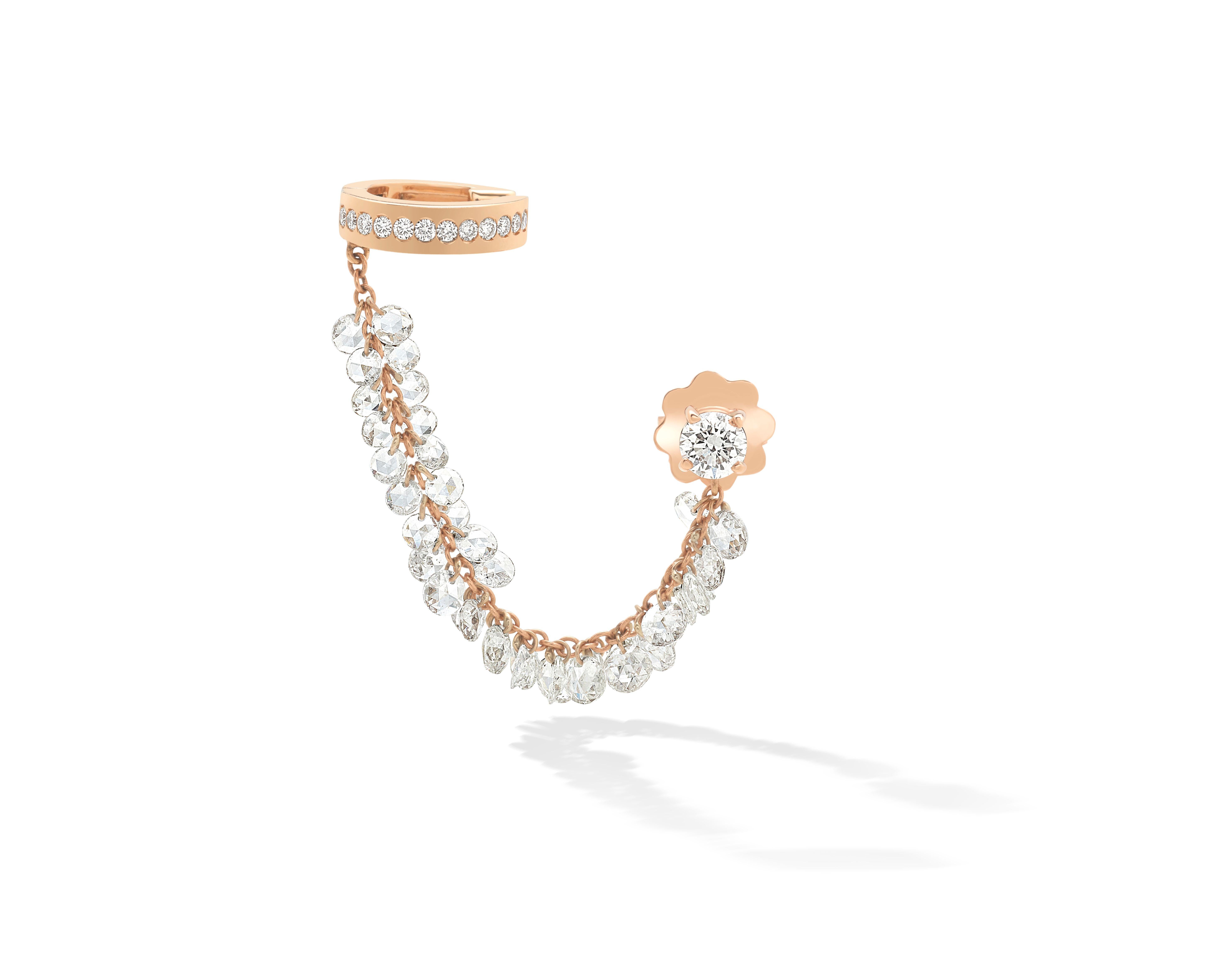 La collection COSTELLAZIONE exprime une personnalité cultivée et discrète.
Les diamants taillés en rose s'unissent pour dessiner une collection d'une grande linéarité esthétique, qui rejette tout excès, à la recherche d'une légèreté absolue. Les