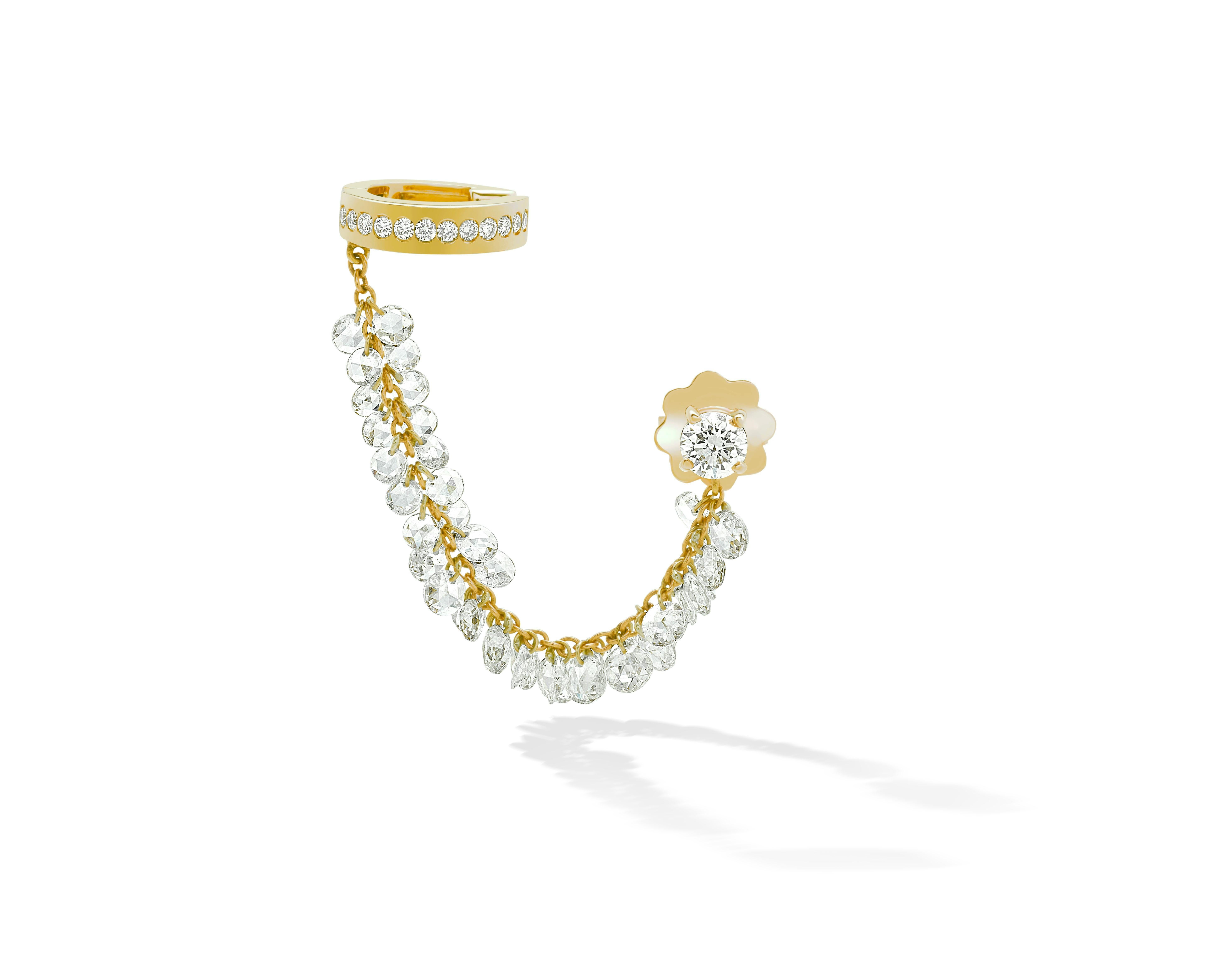 La collection COSTELLAZIONE exprime une personnalité cultivée et discrète.
Les diamants taillés en rose s'unissent pour dessiner une collection d'une grande linéarité esthétique, qui rejette tout excès, à la recherche d'une légèreté absolue. Les