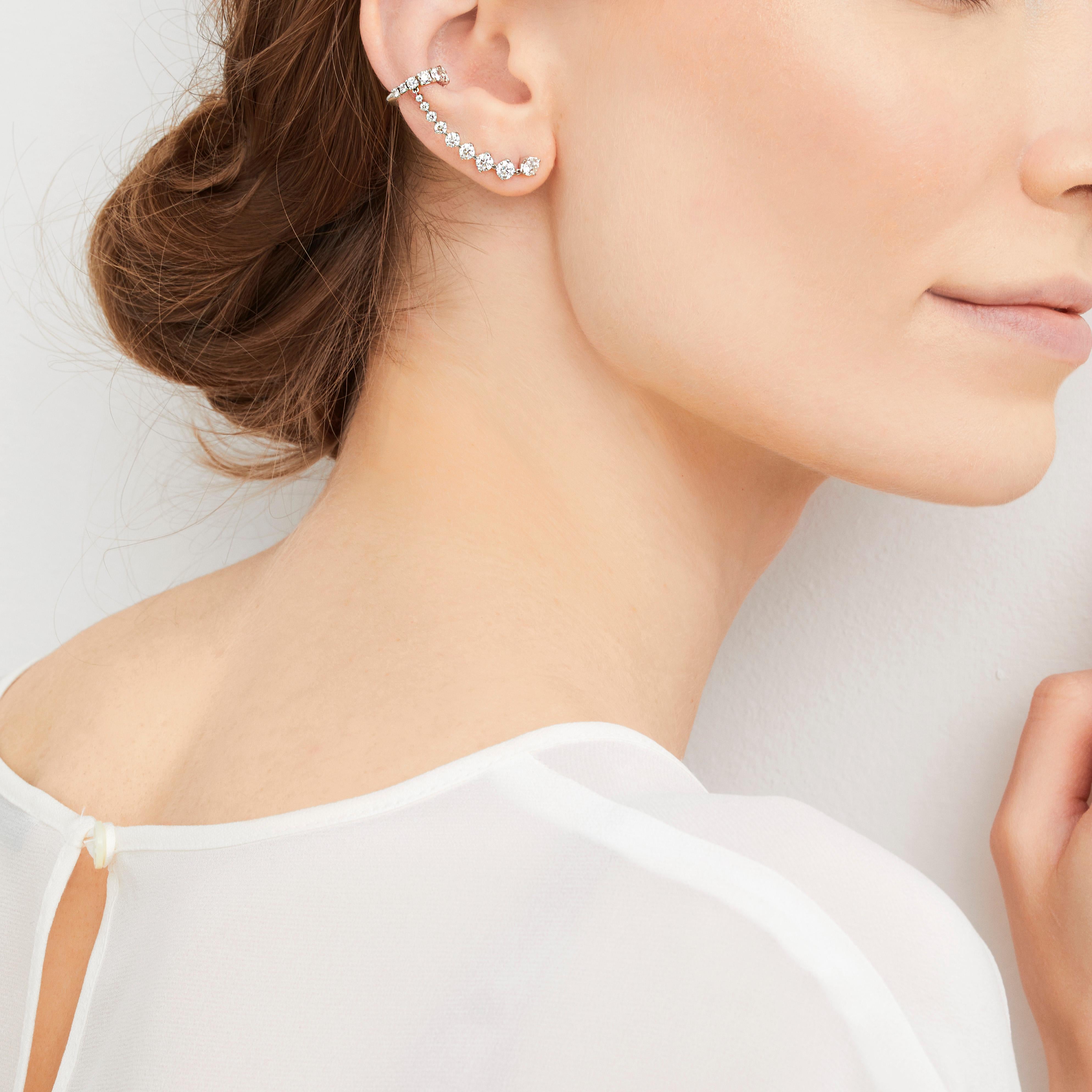 Contemporary LIGHT earcuff earring in white gold and brilliant-cut diamonds For Sale