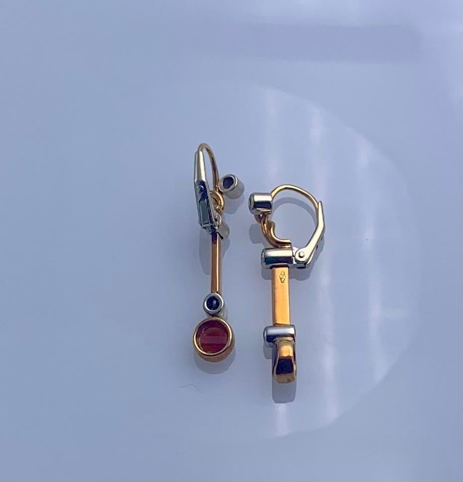 Par de pendientes de oro amarillo y blanco Kt18 con diamantes naturales talla brillante y granates. Pendiente fabricado a principios de la década de 1970 . Longitud cm 4.00. Referencia O.1122