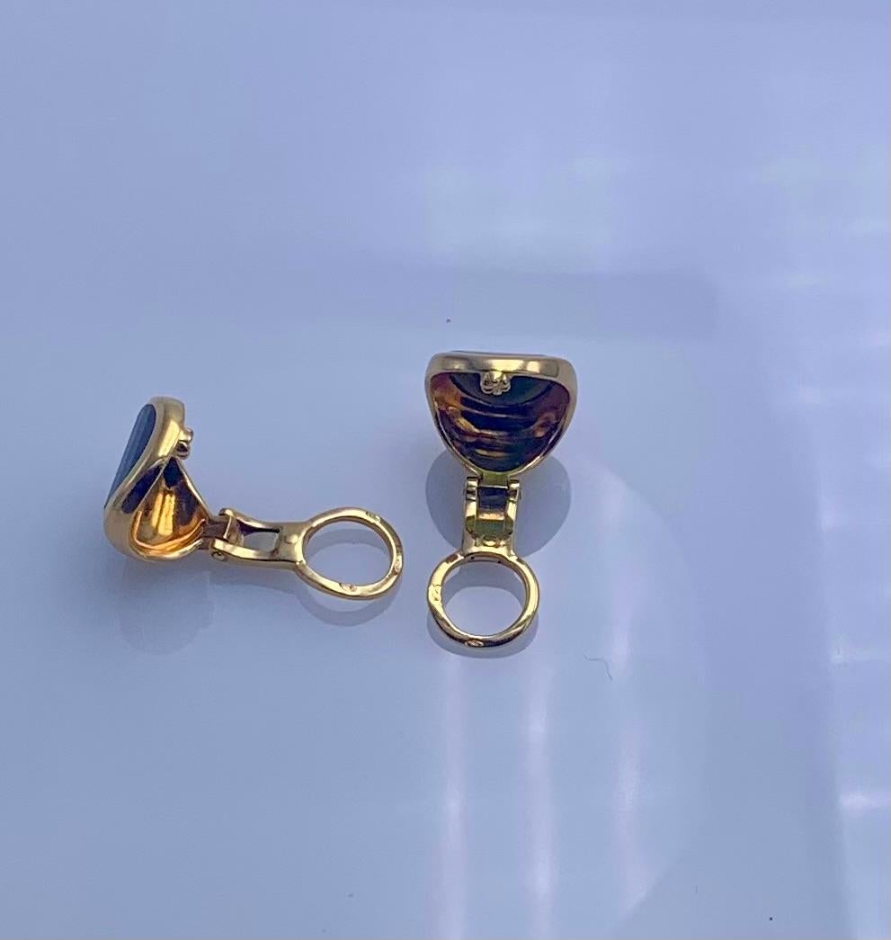 Pendiente fabricado por Pomellato a principios de los años 70 en oro amarillo de 18 quilates y turmalina verde. Un objeto de diseño que combina la creatividad de la casa milanesa con la calidad de los materiales utilizados.
