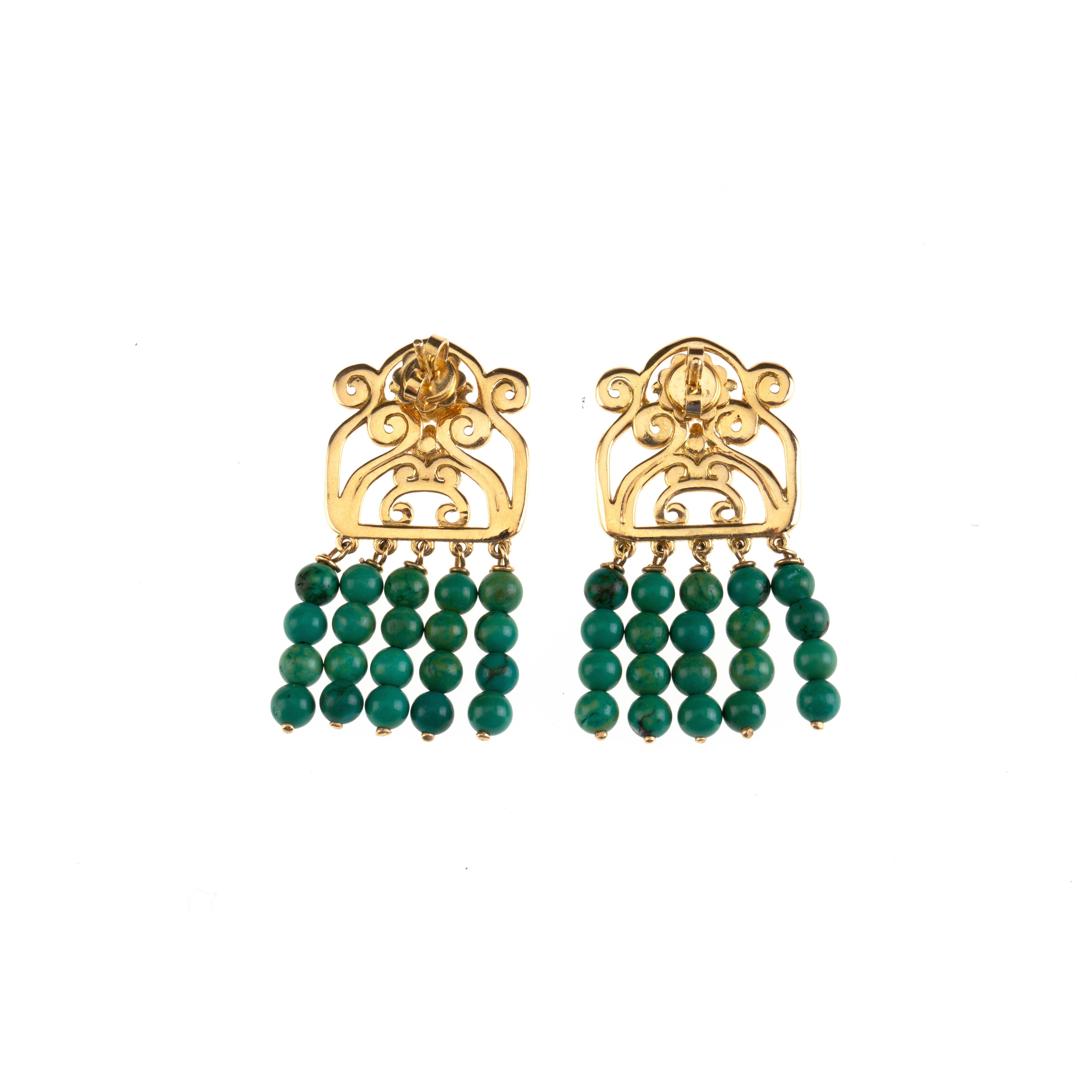 orecchini molto decorativi in turchese antico con montatura in oro 18 kt gr 21,40 tutta lavorata con volute e due tormaline.
i miei pezzi son tutti unici fatti a mano in italia.
Il packeging molto curato e speciale.
gli orecchini pendono circa 4cm
