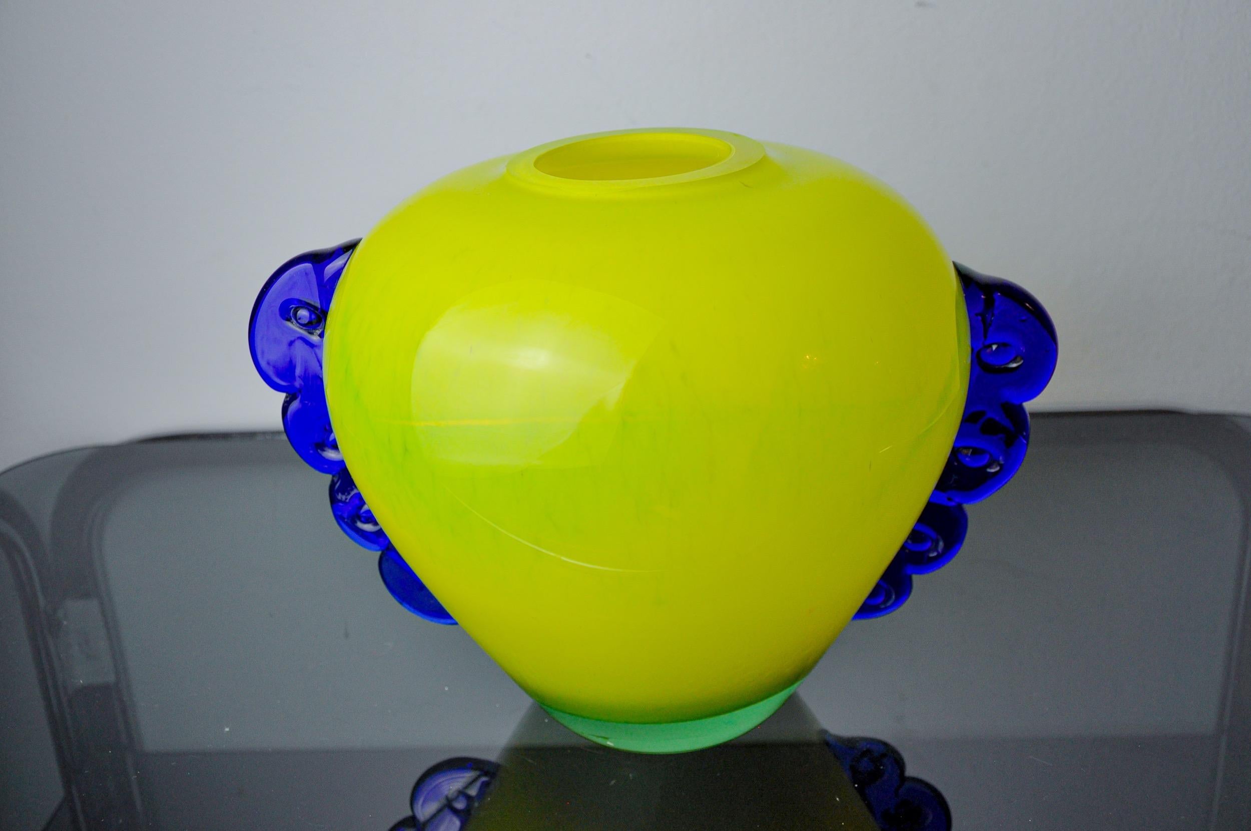 Hollywood Regency Orecchio vase in Murano glass, yellow and blue blown glass, Italy, 1970 For Sale