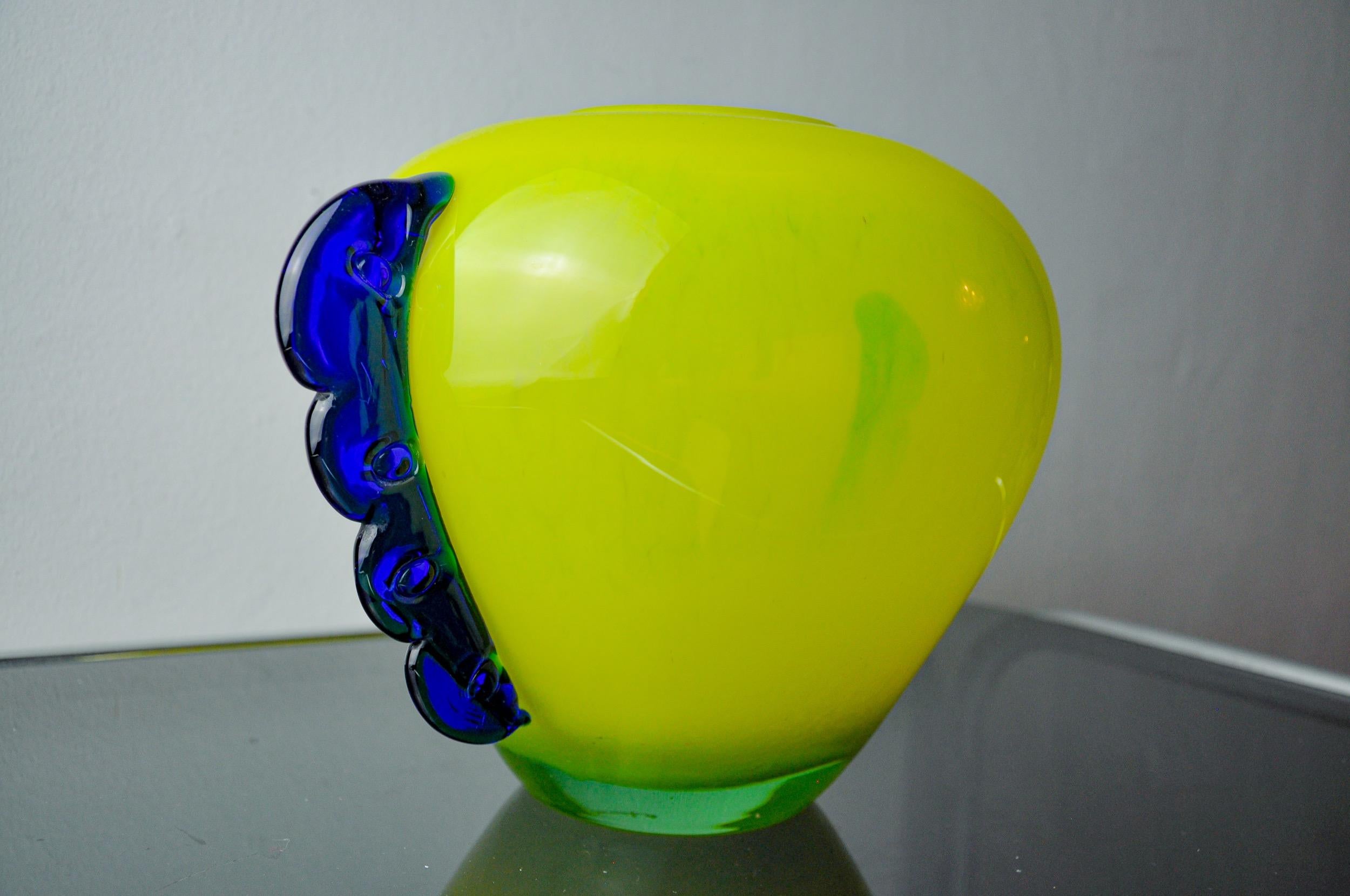 Orecchio vase in Murano glass, yellow and blue blown glass, Italy, 1970 In Good Condition For Sale In BARCELONA, ES
