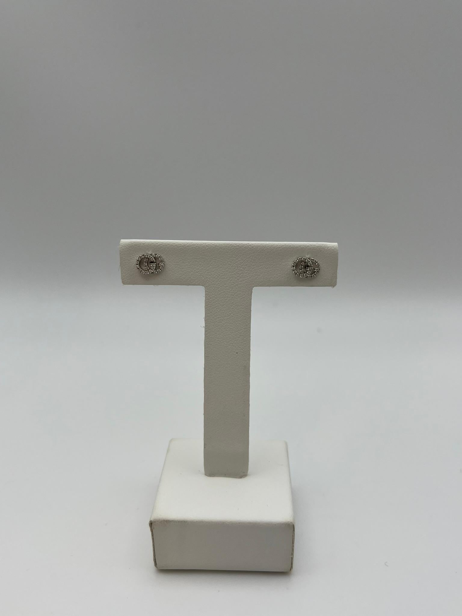 Splendidi orecchini a lobo Gucci appartenenti alla collezione Running G. Sono stati realizzati in Italia, sono in oro bianco 18 kt. 750/00 e sono tempestati di diamanti bianchi naturali tagliati a brillante. Misurano circa 0,5 cm per 0,8 cm e pesano