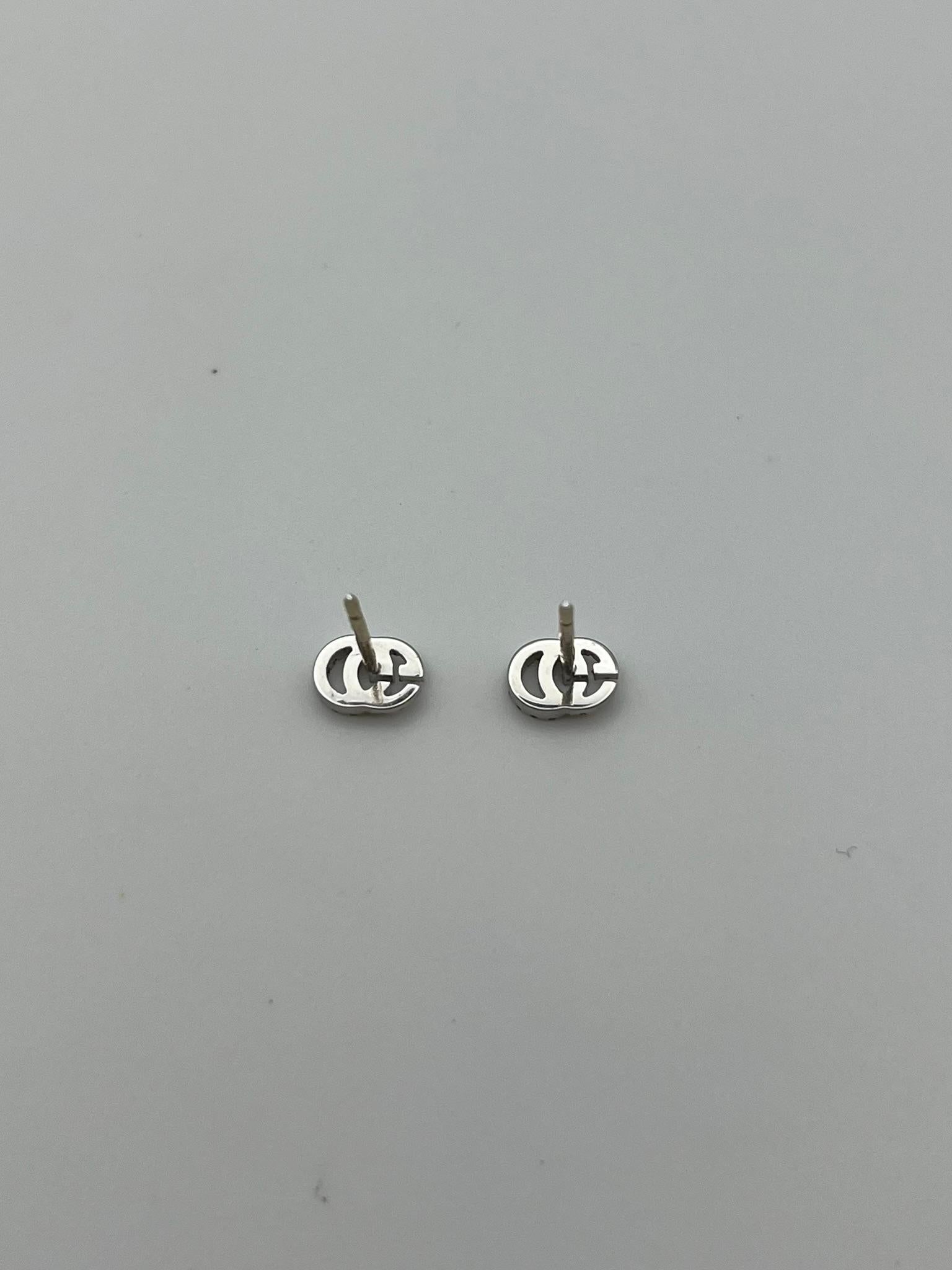 Orecchni Gucci Running G in oro bianco 18 kt. e diamanti in vendita 1