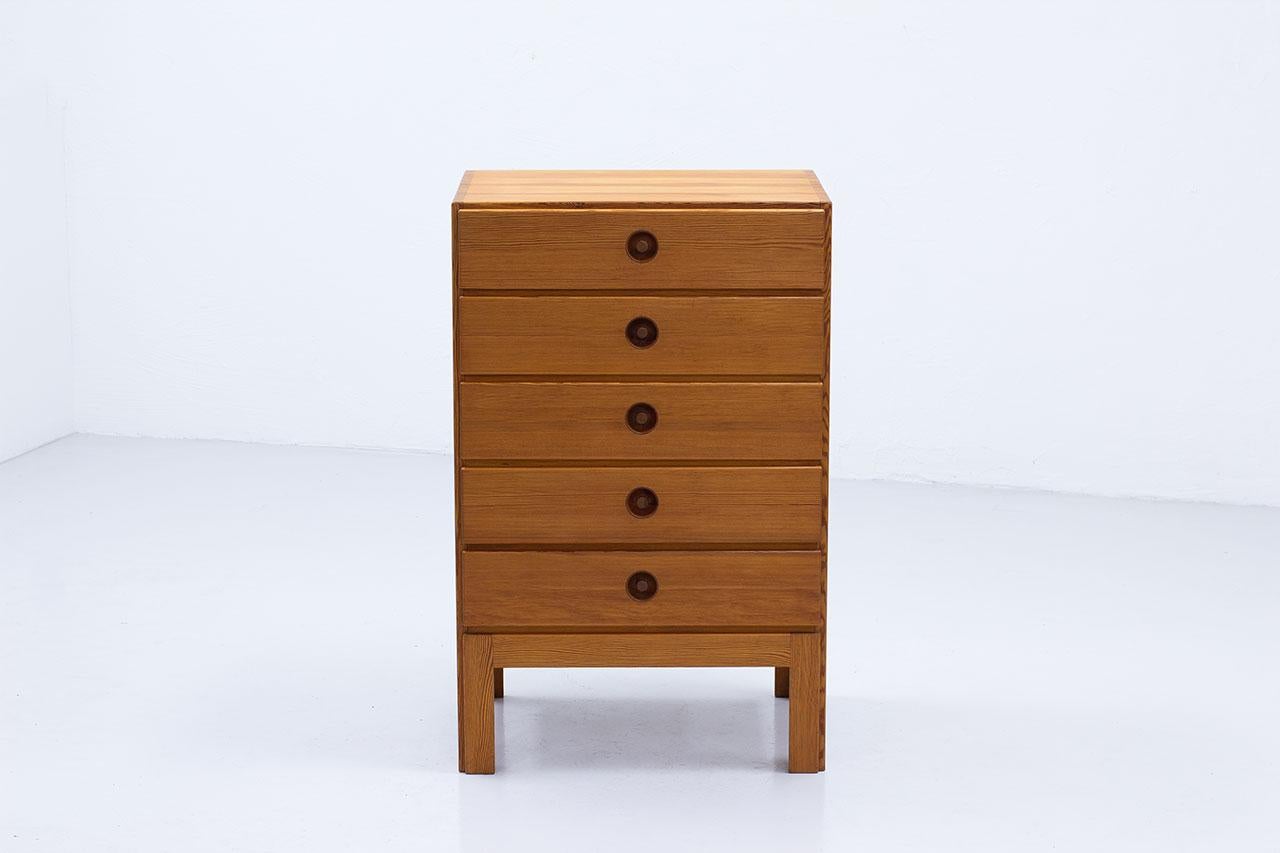 Rare and tall chest of drawers designed by Danish Børge Mogensen, manufactured by Karl Andersson & Söner in Sweden during the 1960s. 
Made from solid Oregon pine. Carved handles in pine to pull out the drawers.
     