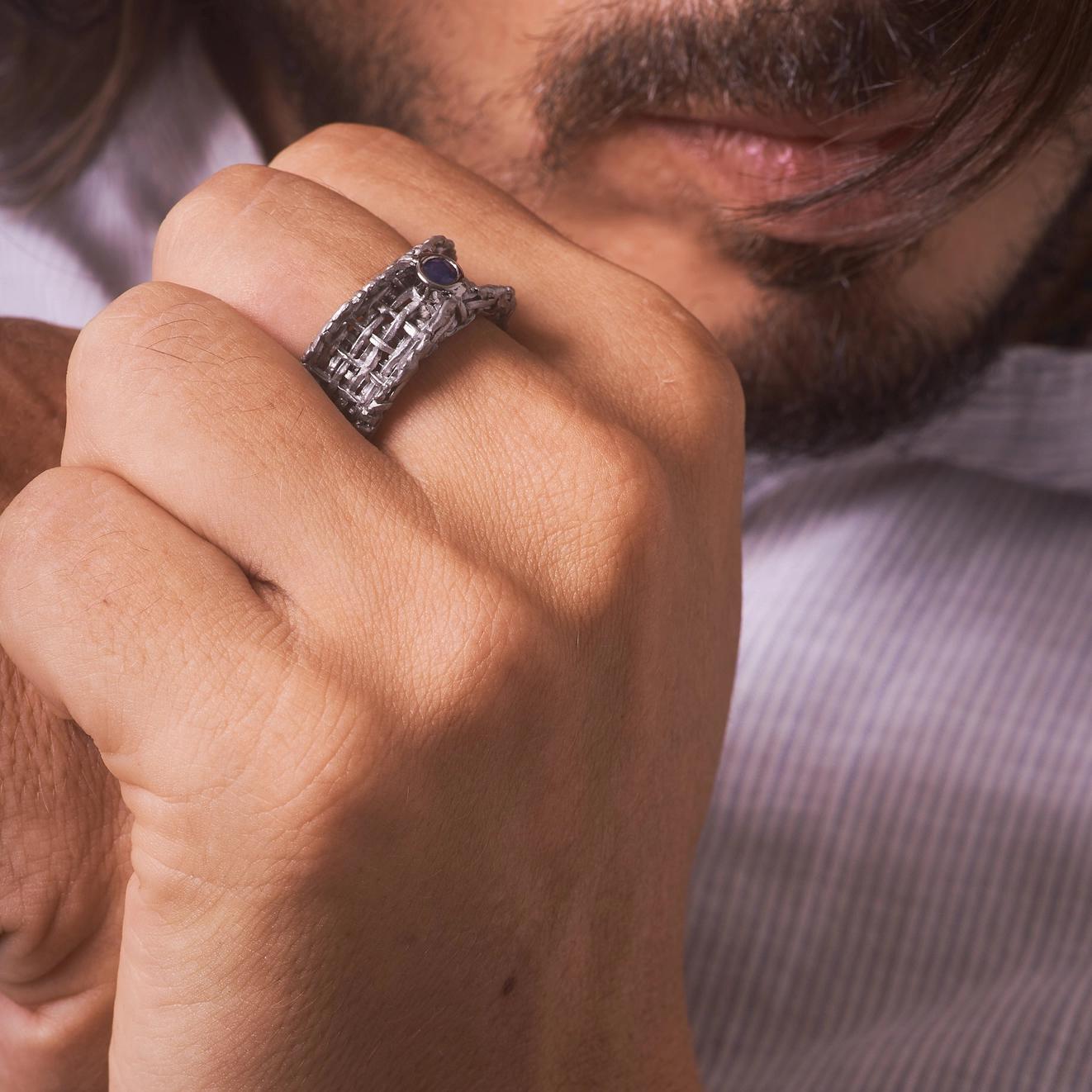 Oren Blue Sapphire Ring, Herren- und Unisex-Ring, Größe 10 und 11 US, von German Kabirski  elk & HAMMER 

Dieser kantige und zerrissene Ring aus schwarzem Rhodium birgt in seinem Design ein Gefühl von gequälter Schönheit. Seine Formen und Falten