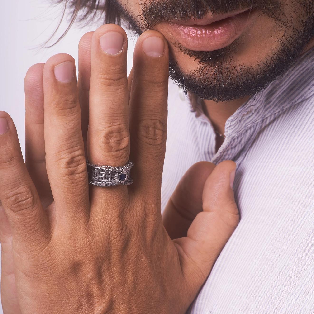 Oren Blauer Saphir Ring, Unisex-Ring für Herren, kantig, Fackel, Expressionell, Alternative im Angebot 1