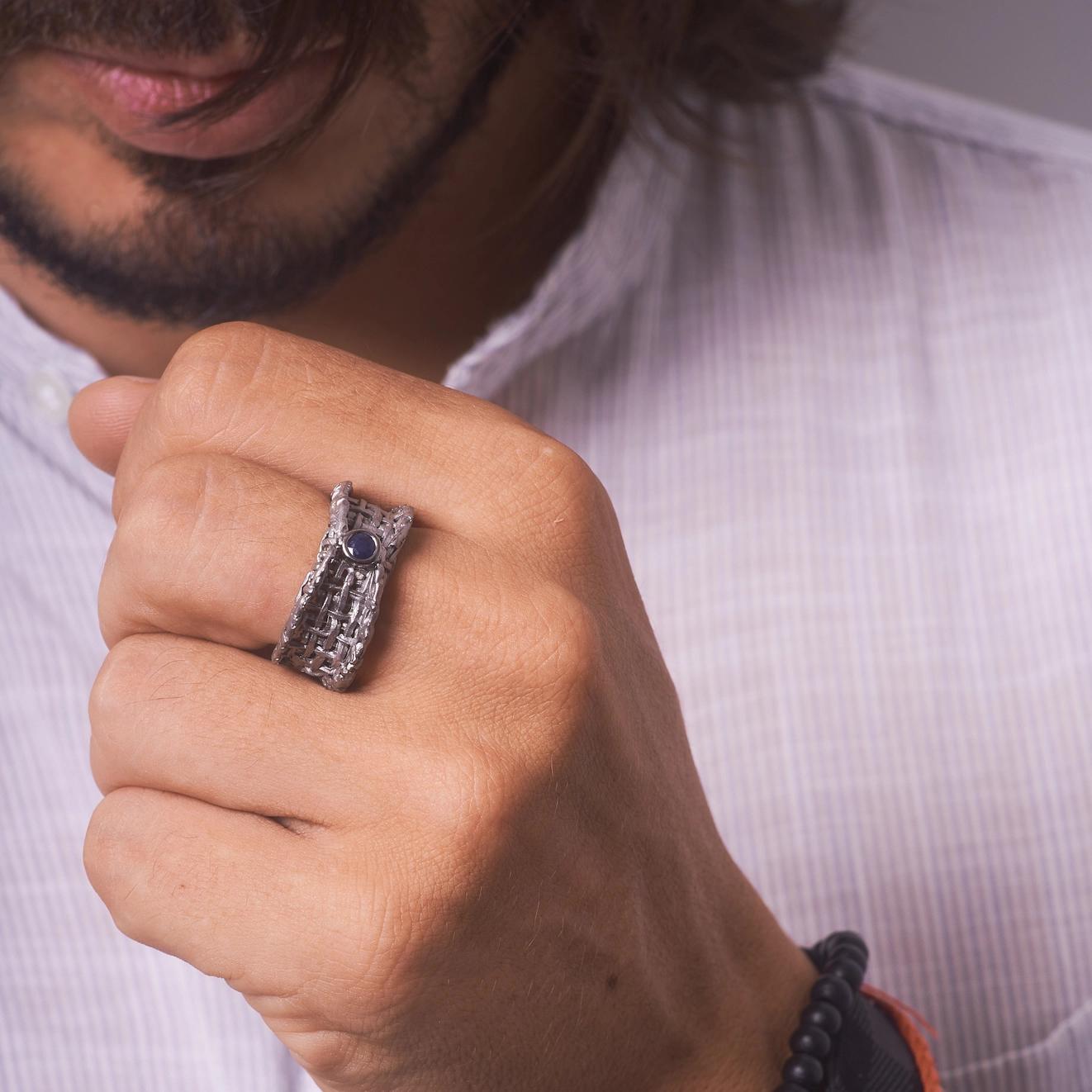 Oren Blauer Saphir Ring, Unisex-Ring für Herren, kantig, Fackel, Expressionell, Alternative im Angebot 3