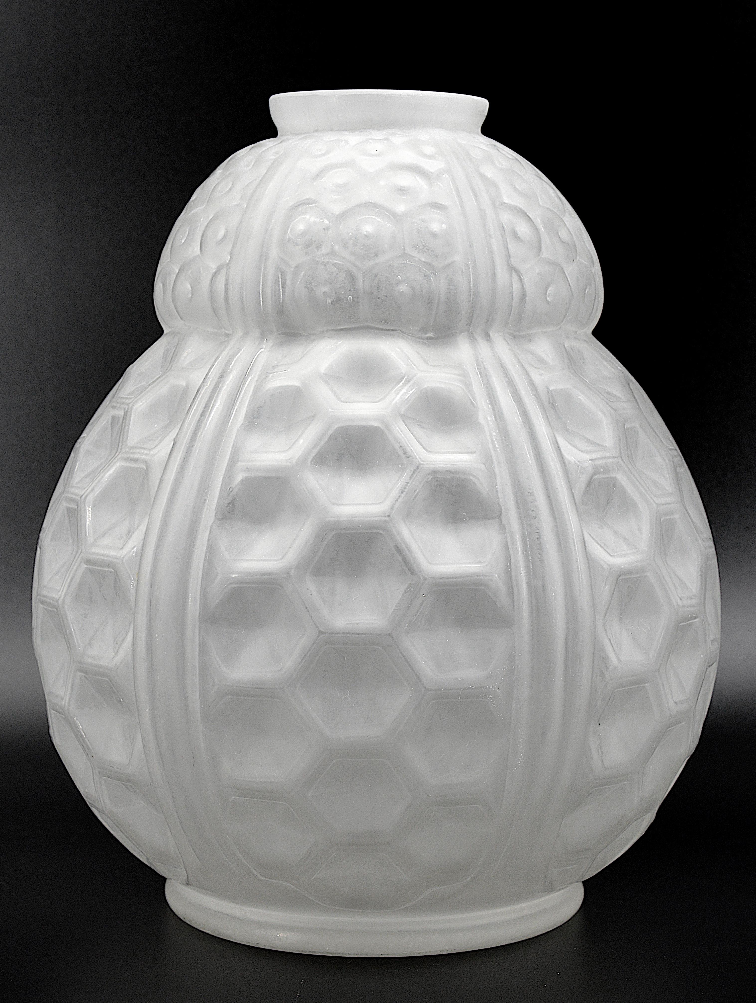 Grande vaso in vetro smaltato di Oreot (Parigi), Francia, anni Venti. Vicino alle opere di Rene Lalique e Andre Hunebelle. Altezza: 12
