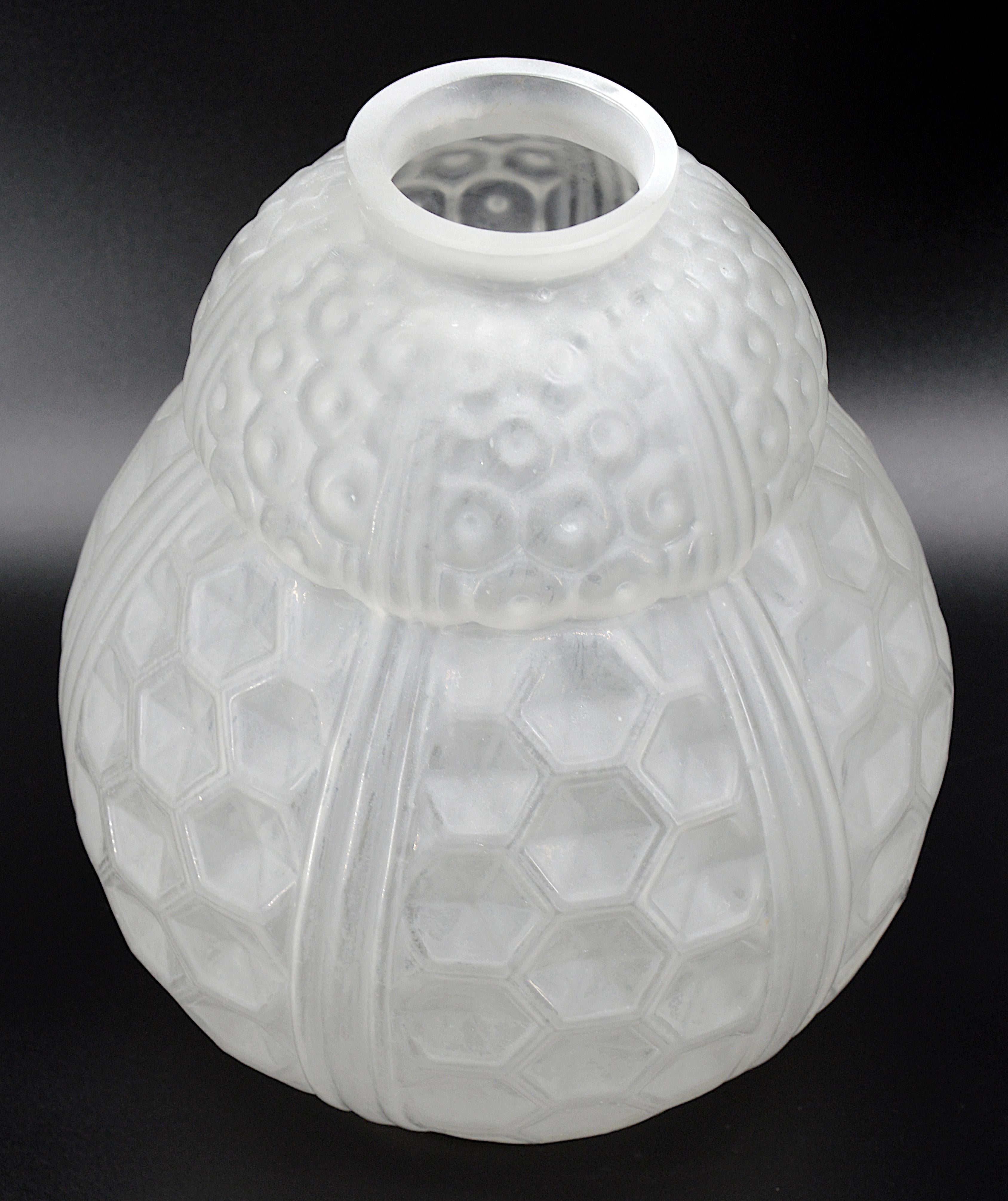 Satinato Oreot Grande vaso di vetro francese Art Déco, 1920 in vendita