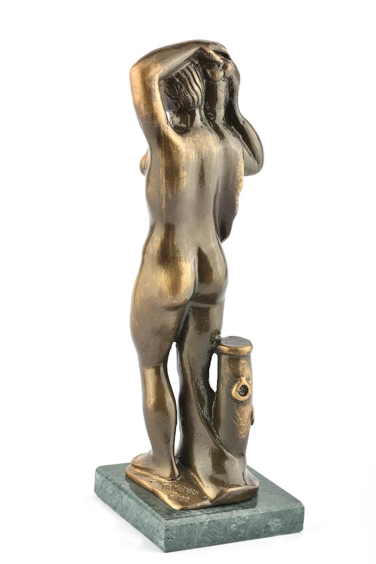 Hospitality - Sculpture is a fine sculpture realized by the Italian artist Orfeo Tamburi (Jesi, 1910- Paris, 1994) during the 20th century.

Edition of 99 exemplars. 

Bonded bronze sculpture with a golden patina. Mounted on a Guatemala green marble