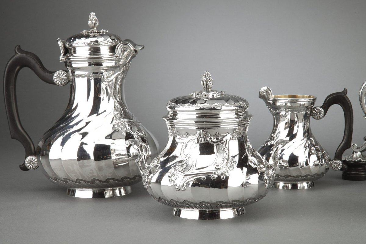 Servizio da tè/caffè in 4 pezzi in argento massiccio più Samovar in metallo argentato stile LOUIS XV XIX con nervature ritorte evidenziate da onde. Ogni pezzo è decorato con un cartiglio decorato con piccoli fiori e fogliame. Le maniglie laterali