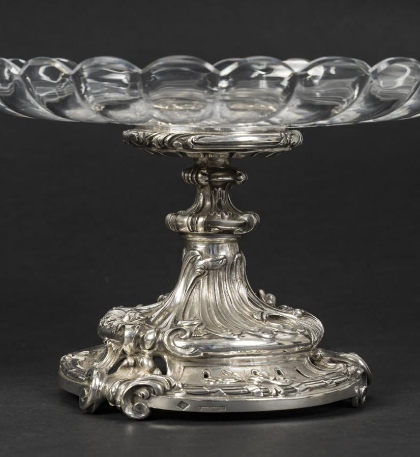 Pair of solid silver rococo-style display stands topped with a BACCARAT cut crystal bowl

Dimensions: diameter 22.3 cm – height 15.5 cm

Material: 1st grade 950/1°°° silver

Weight: 1.72 kg

Hallmark: MINERVE

Silversmith: EUGENE MERMILLOD

Origin:
